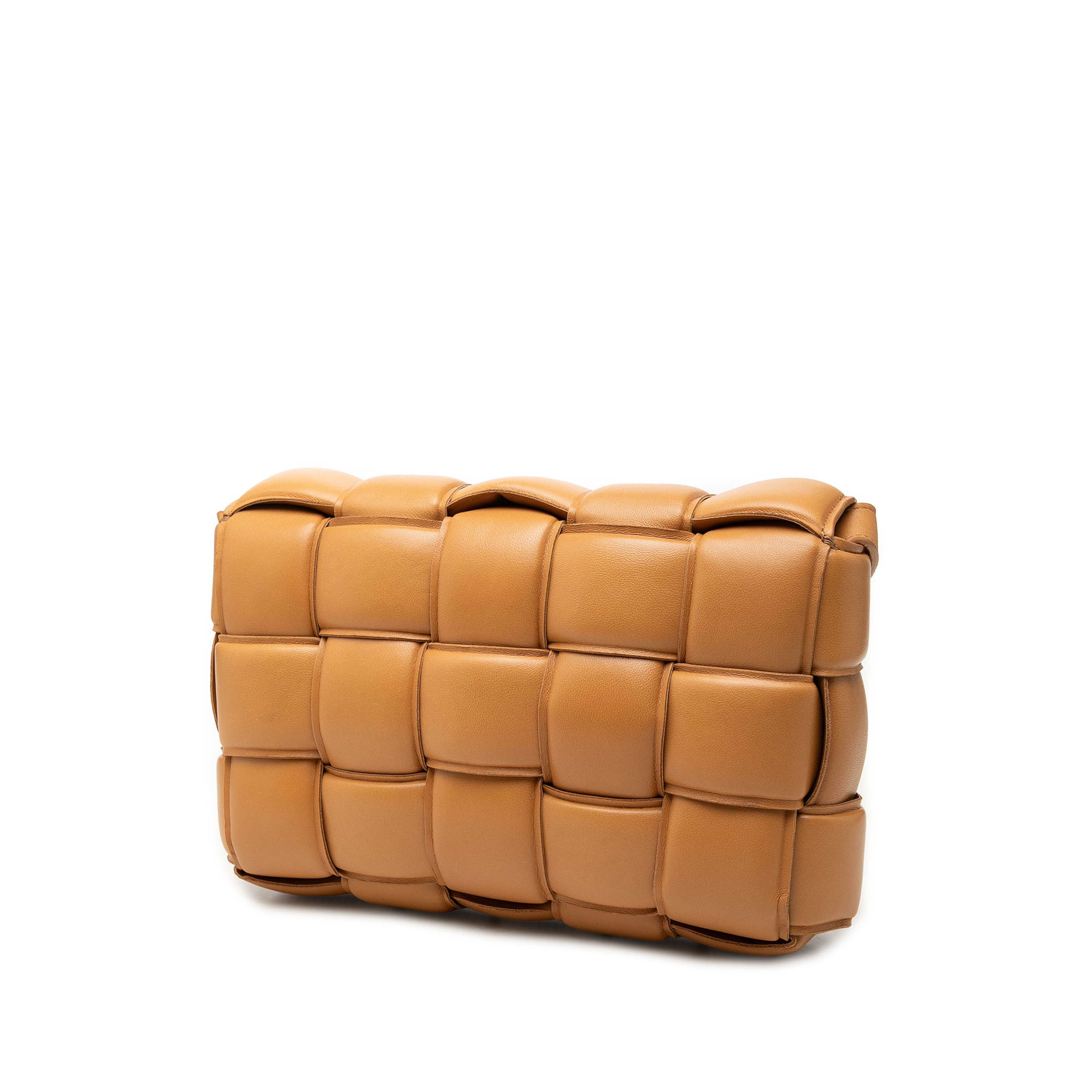 Bottega Veneta Nappa Intrecciato Padded Cassette Crossbody, från Luxclusif, i färgen brun. Klicka för att öppna bilden i stort format