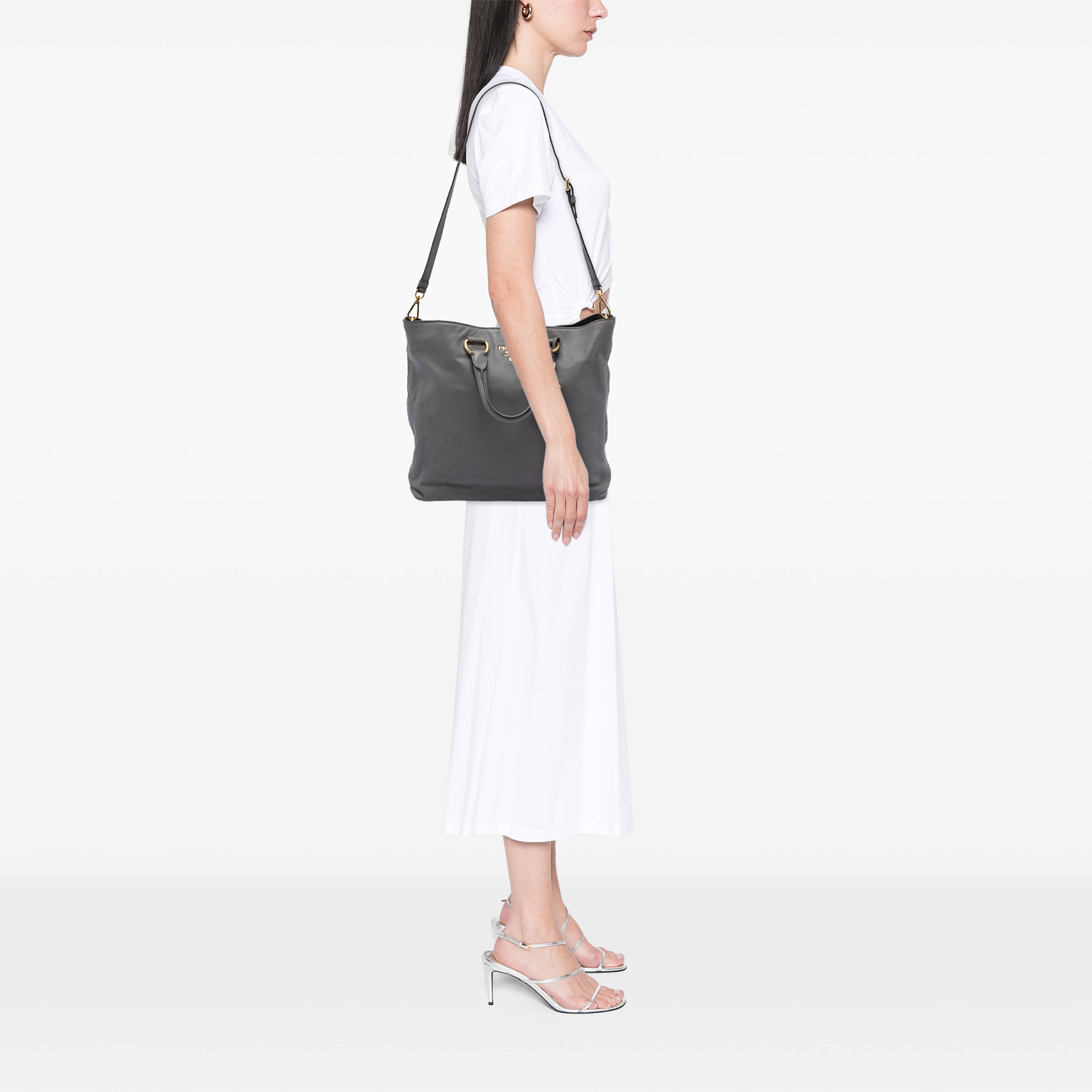 Prada Soft Calf Open Convertible Tote, från Luxclusif, i färgen grå. Klicka för att öppna bilden i stort format