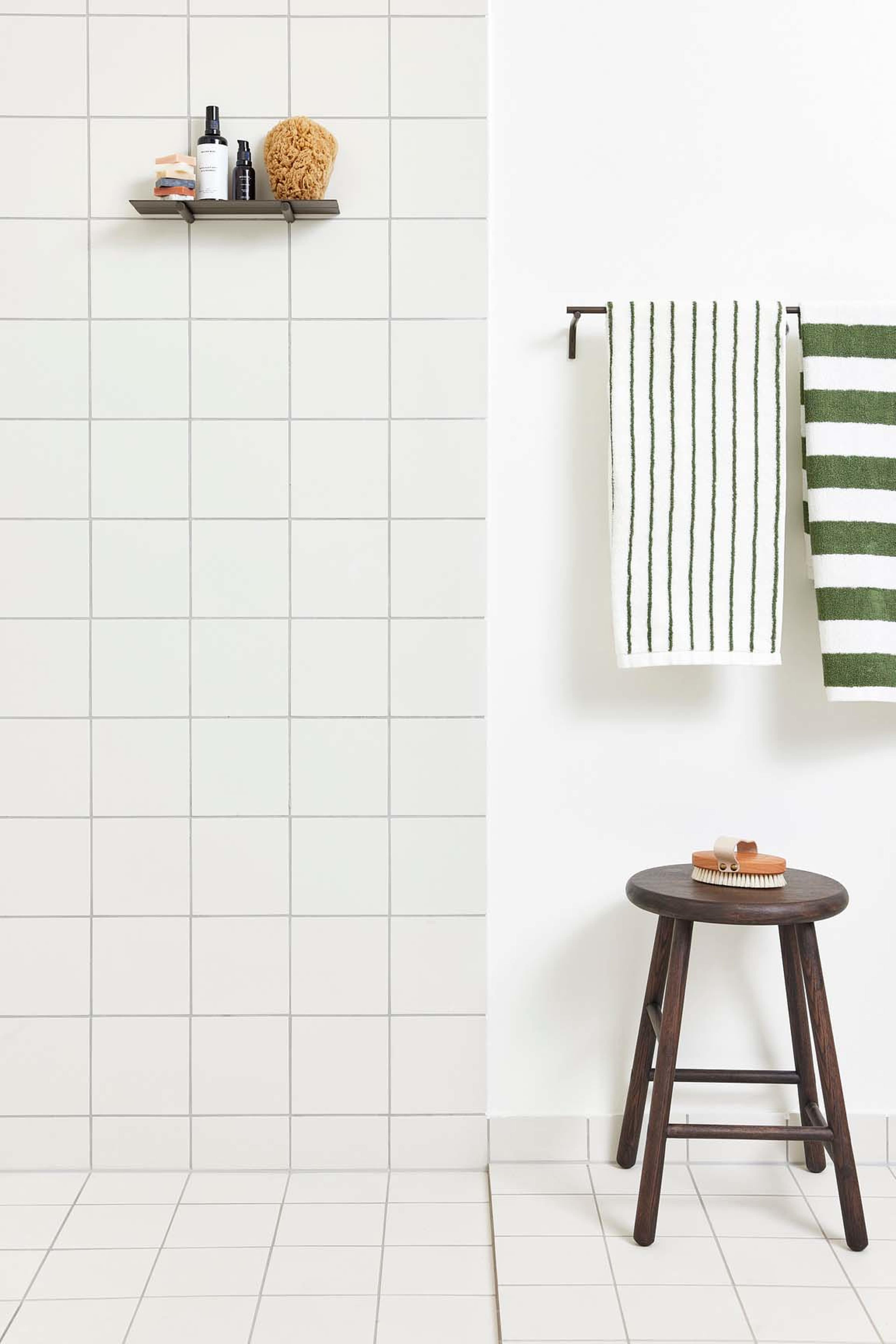 Pieni Shower Shelf, från OYOY Living, i färgen chrome silver. Klicka för att öppna bilden i stort format