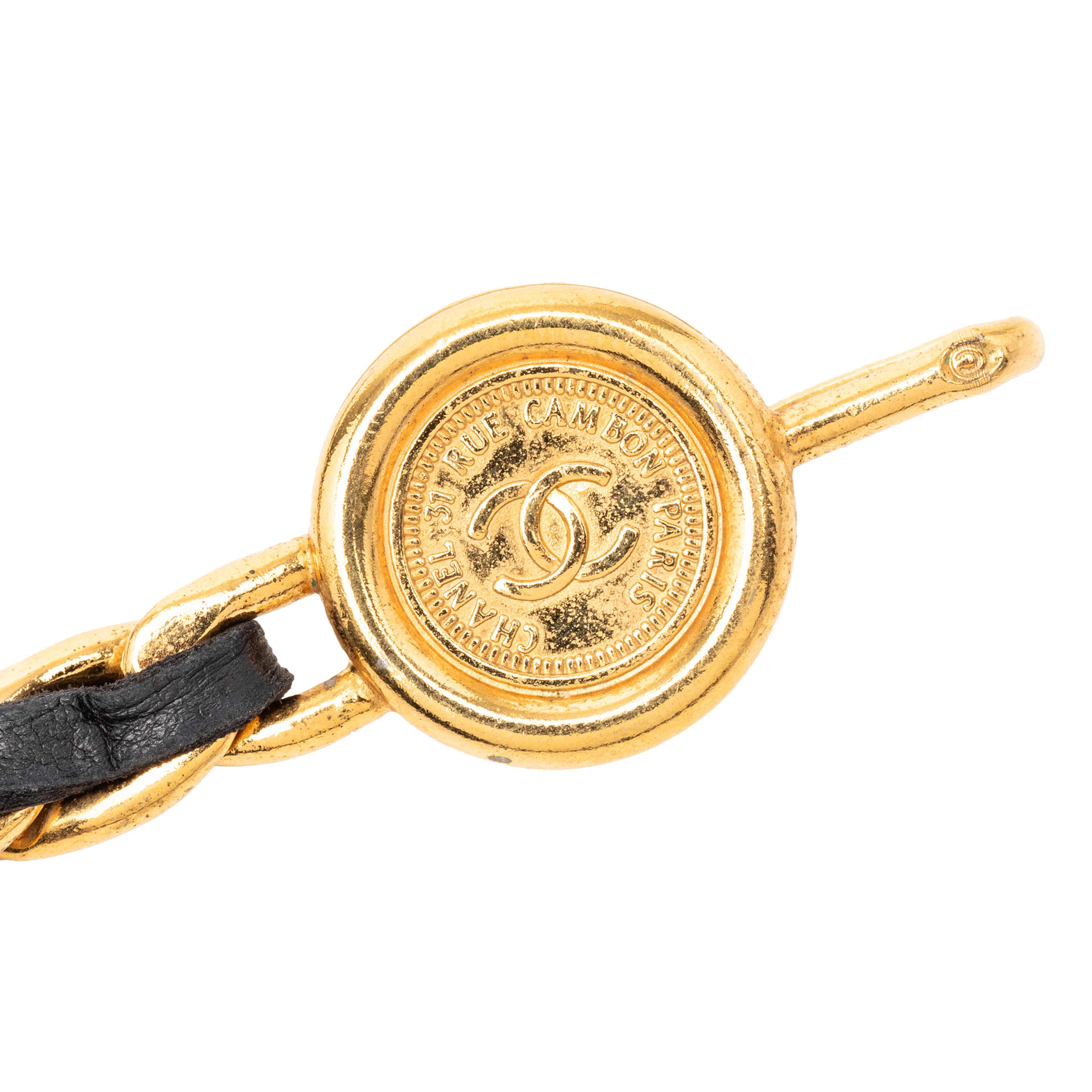 Chanel Gold Plated Leather Woven 31 Rue Cambon Medallion Chain Belt, från Luxclusif, i färgen gold. Klicka för att öppna bilden i stort format