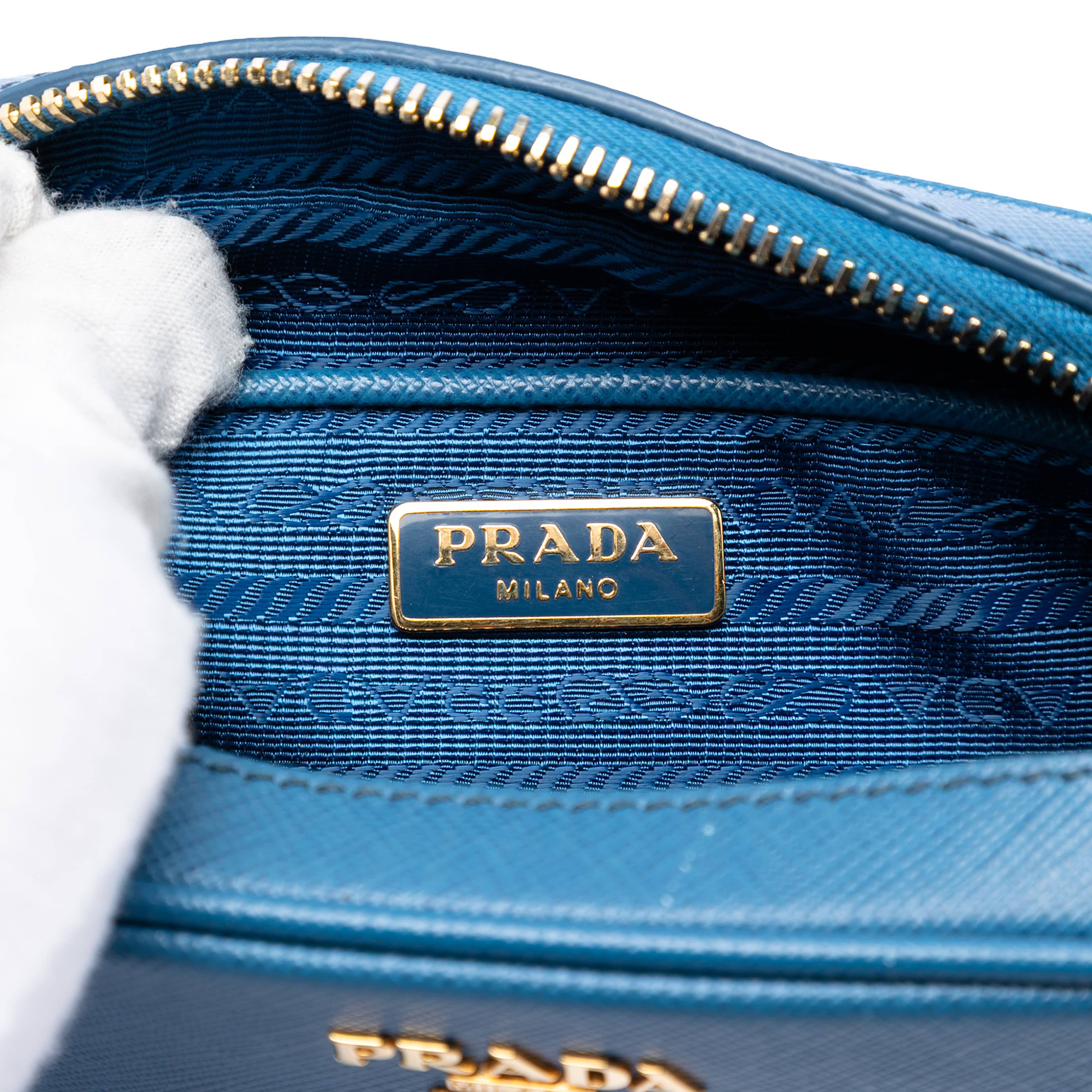 Prada Saffiano Lux Camera Bag, från Luxclusif, i färgen blue. Klicka för att öppna bilden i stort format