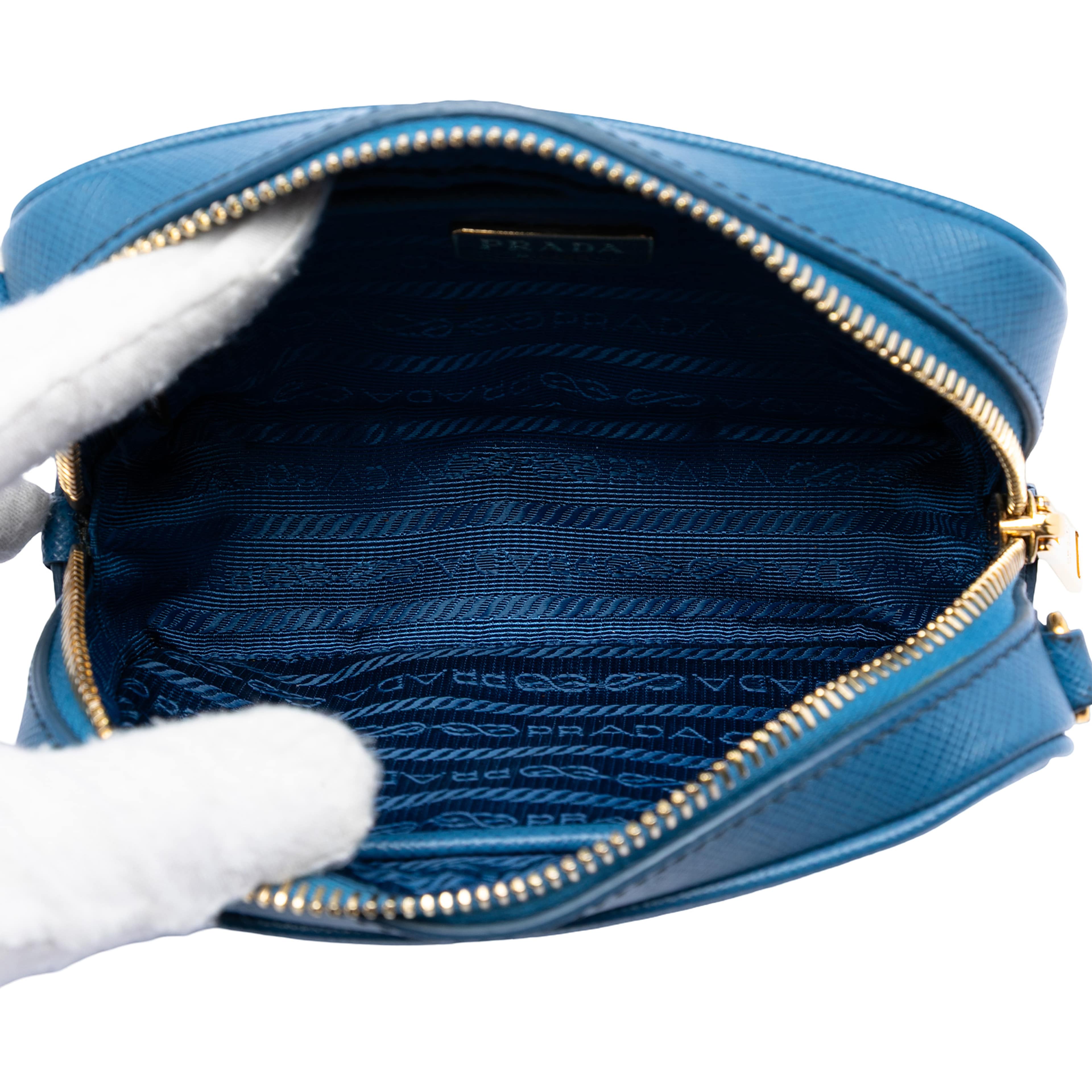 Prada Saffiano Lux Camera Bag, från Luxclusif, i färgen blue. Klicka för att öppna bilden i stort format