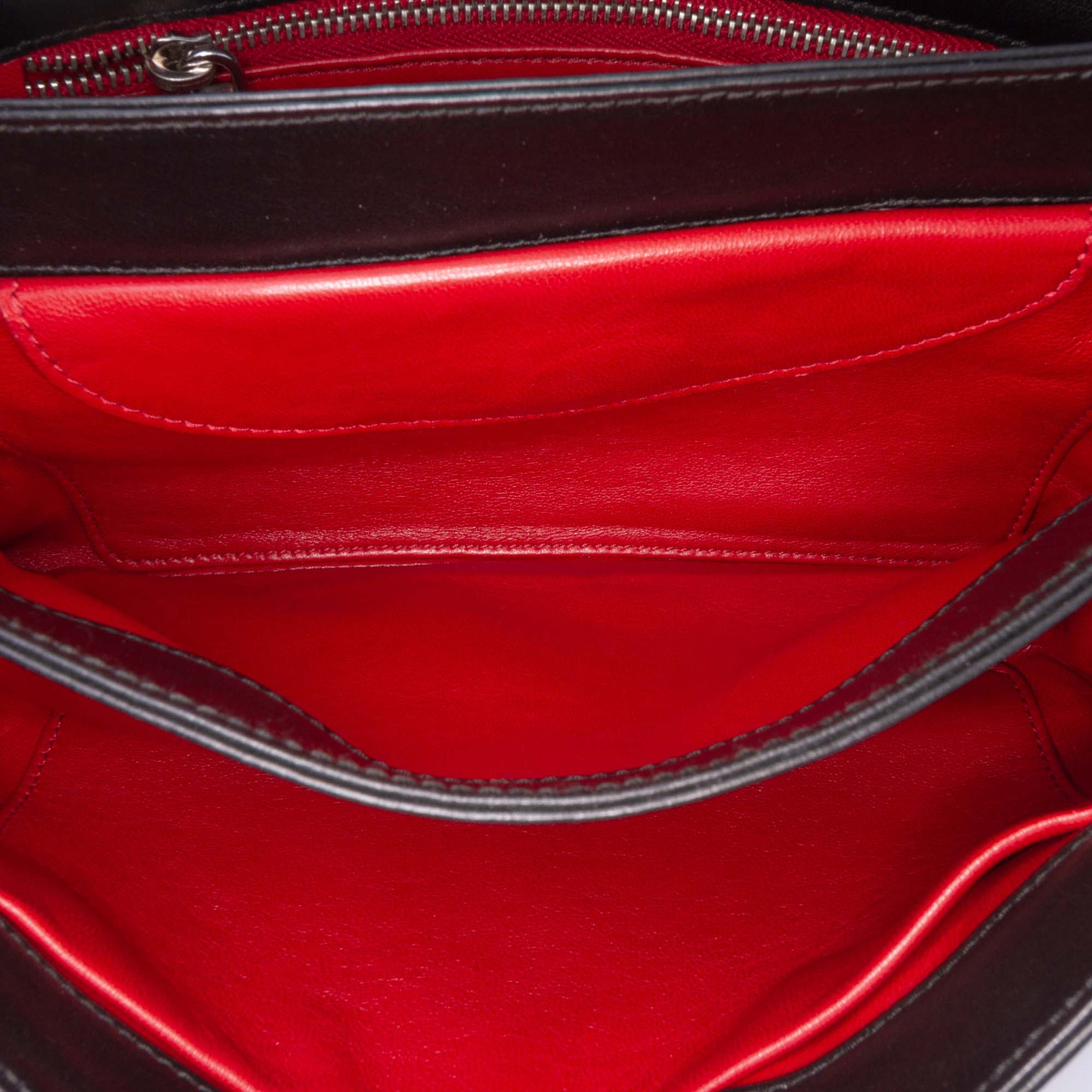 Prada Tessuto Grommet Crossbody, från Luxclusif, i färgen black. Klicka för att öppna bilden i stort format