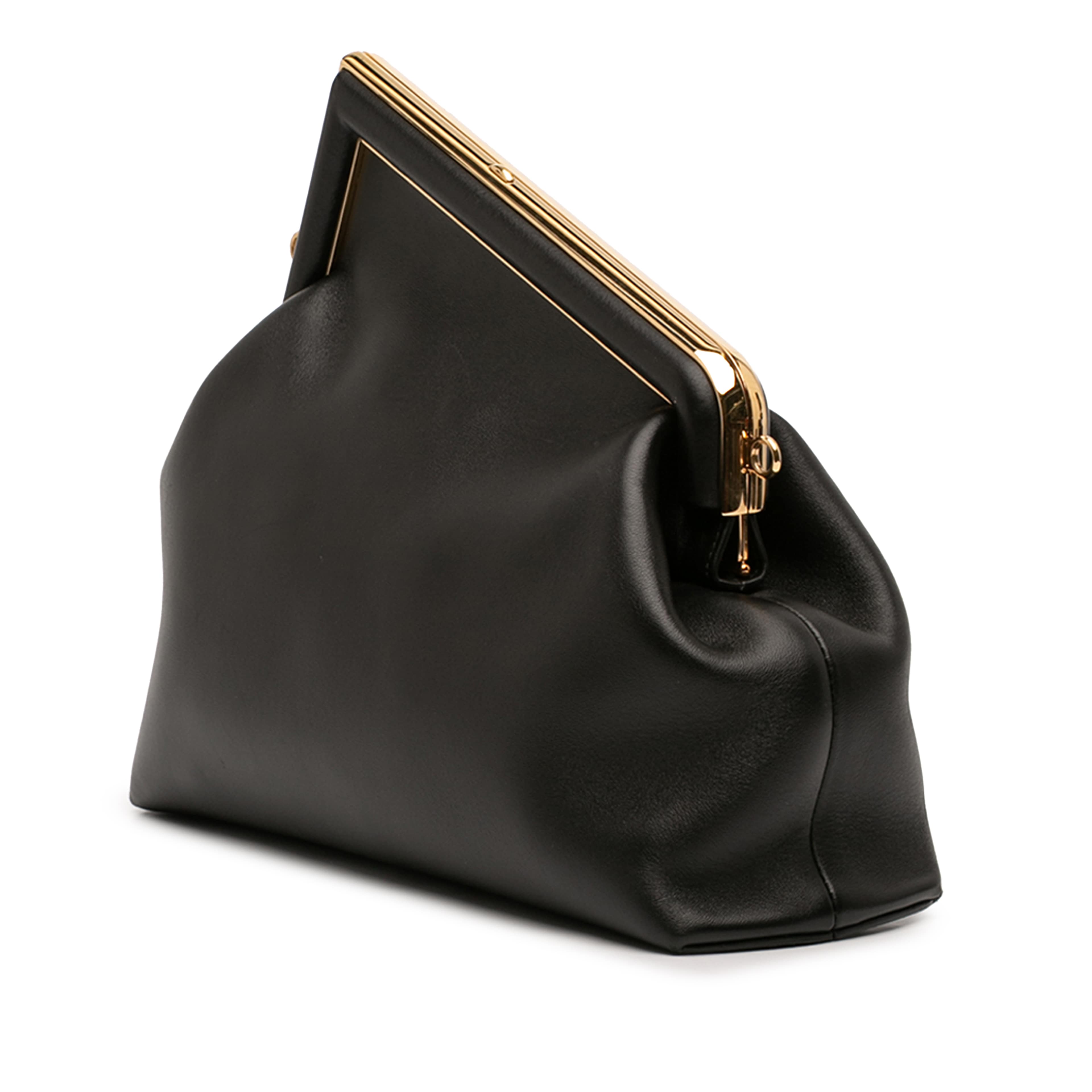 Fendi Medium Nappa Fendi First Shoulder Bag, från Luxclusif, i färgen svart. Klicka för att öppna bilden i stort format