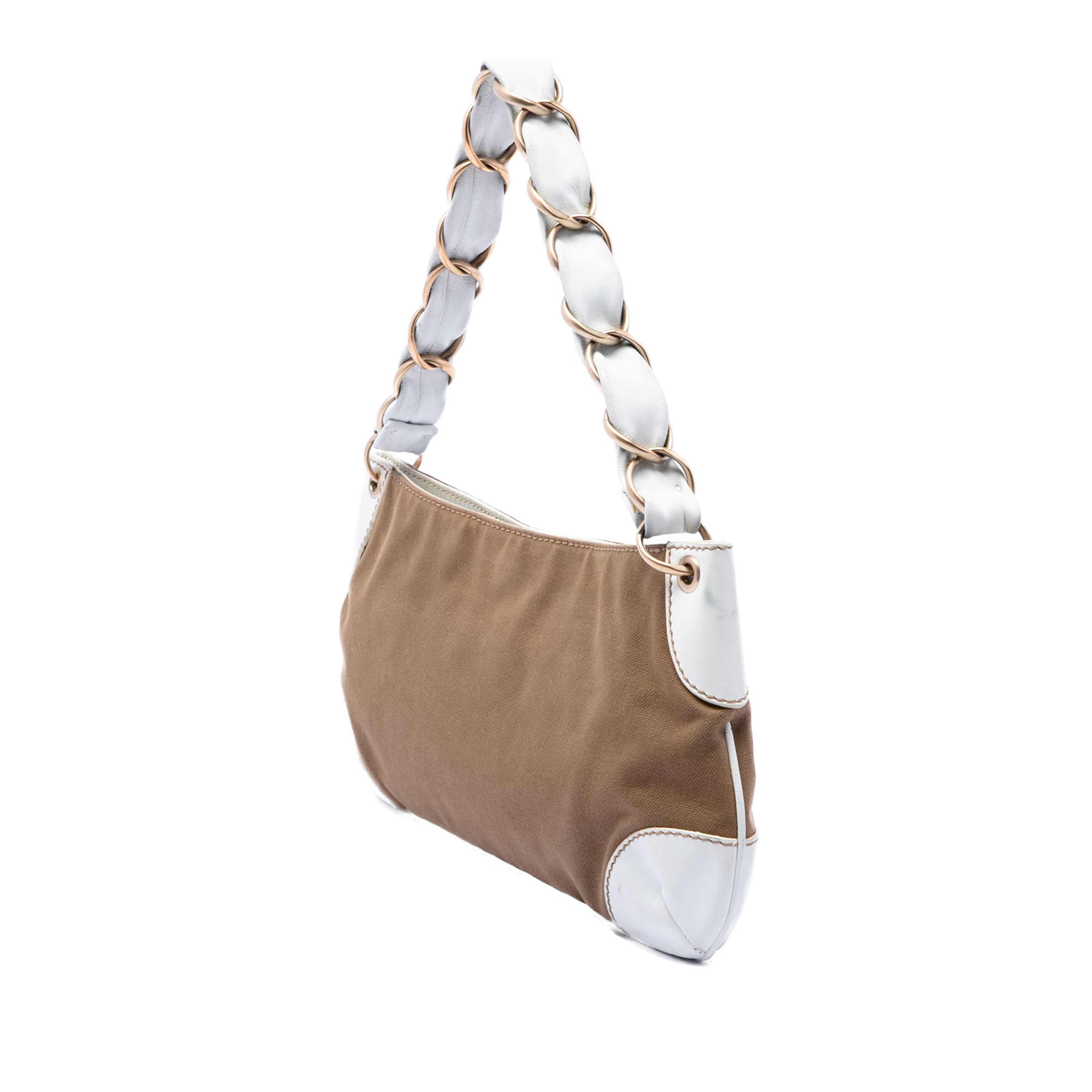 Chanel Canvas Olsen Shoulder Bag, från Luxclusif, i färgen brun. Klicka för att öppna bilden i stort format