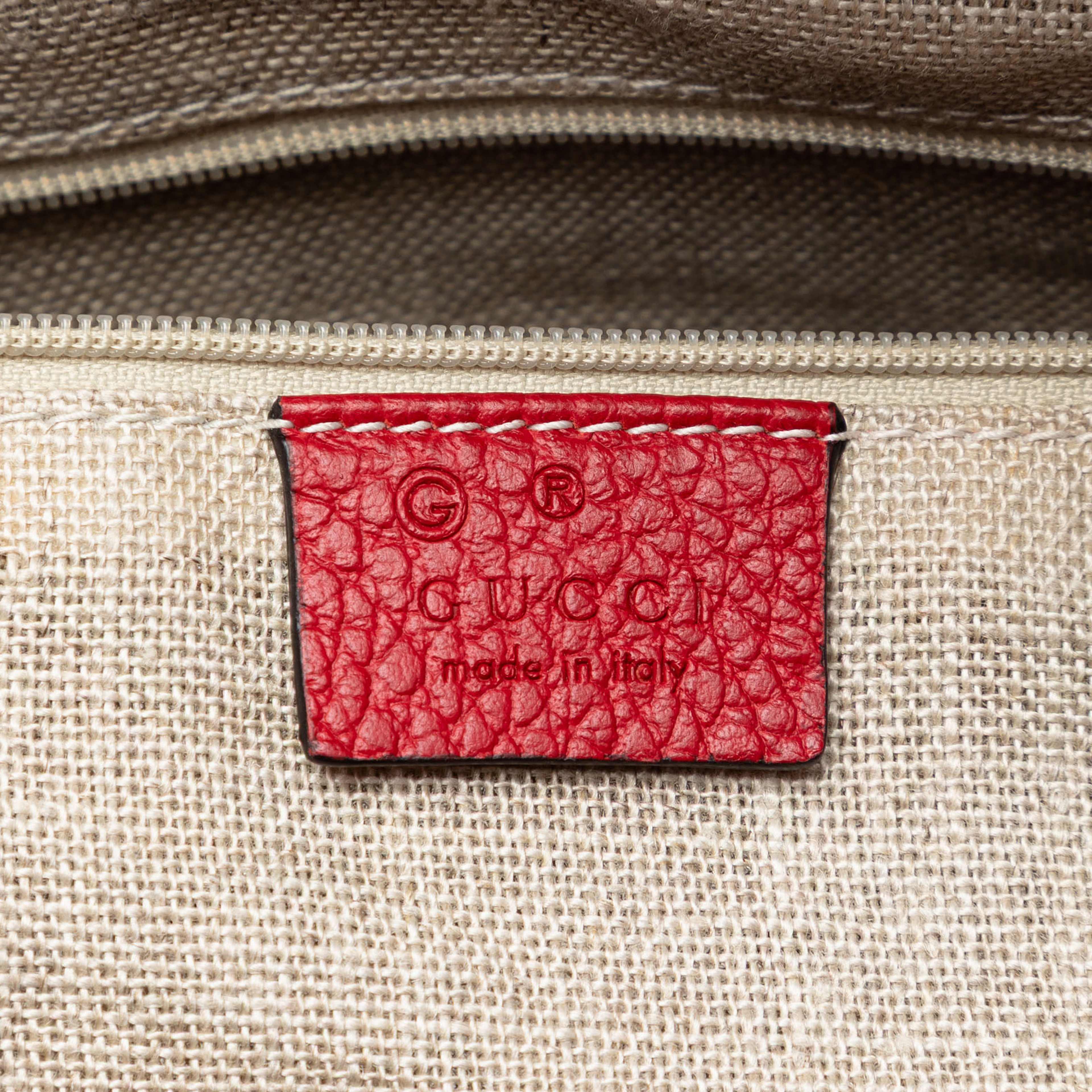 Gucci Large Dollar Calfskin Gg Charm Dome Satchel, från Luxclusif, i färgen red. Klicka för att öppna bilden i stort format