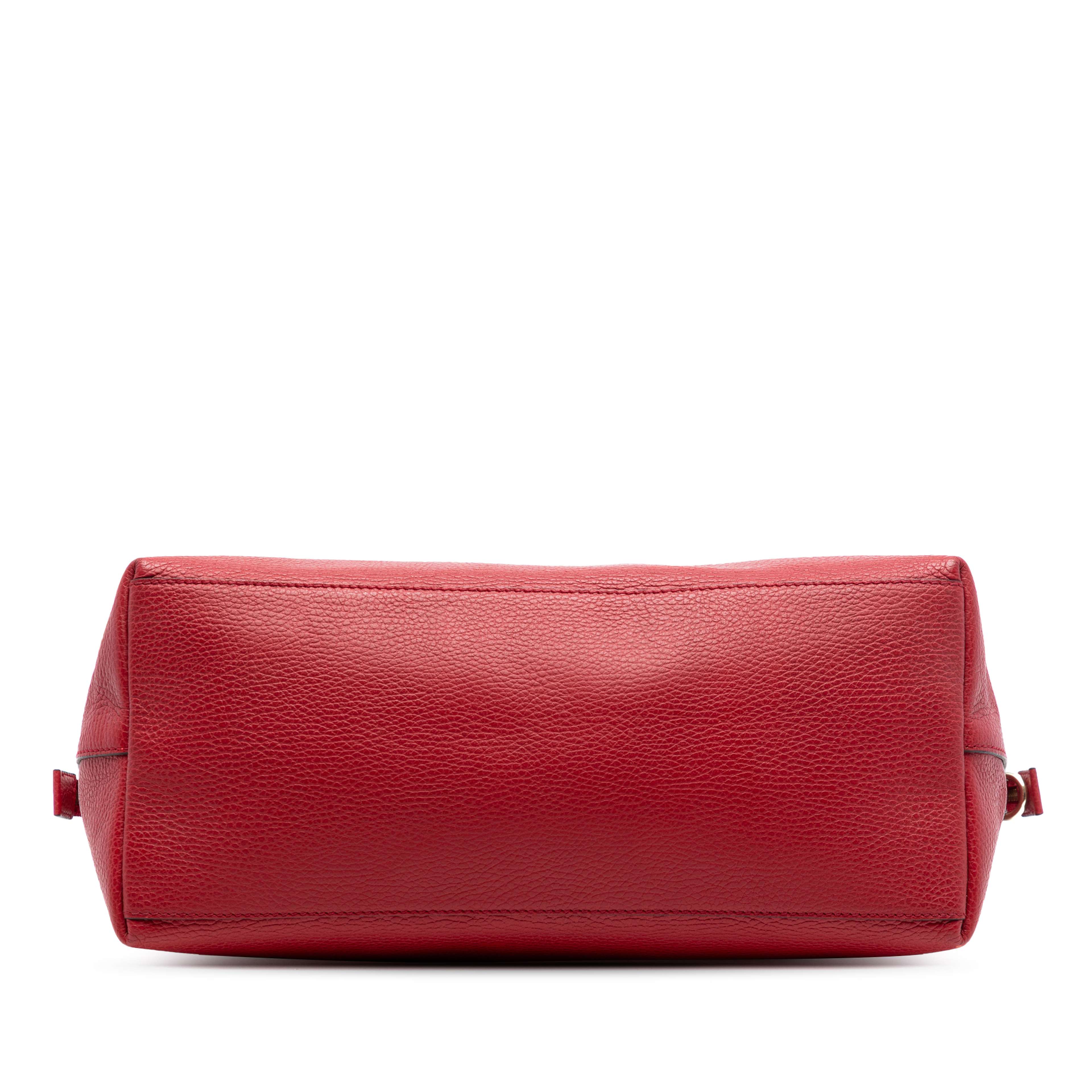 Gucci Large Dollar Calfskin Gg Charm Dome Satchel, från Luxclusif, i färgen red. Klicka för att öppna bilden i stort format