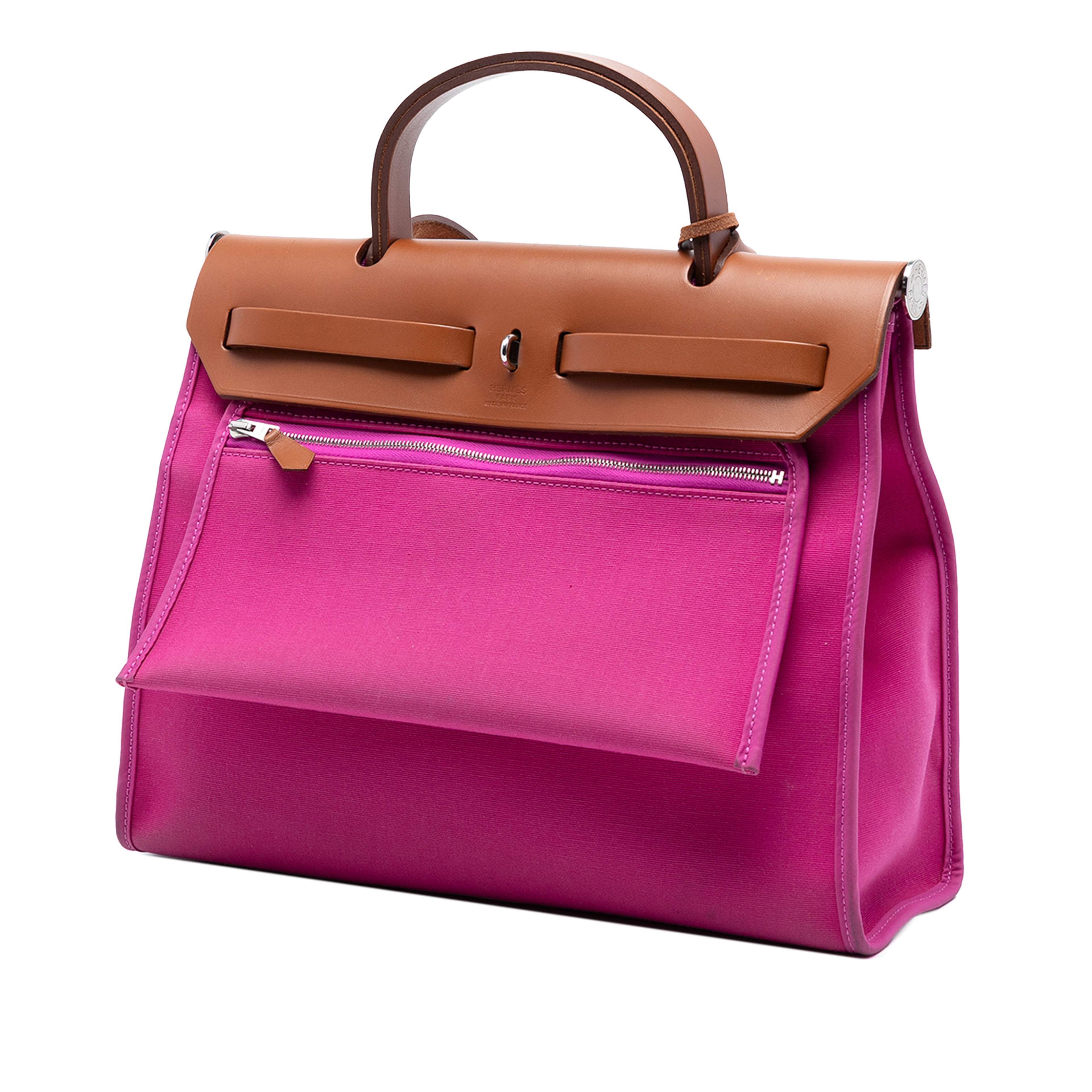 Hermès Toile Herbag Zip 31, från Luxclusif, i färgen dark pink. Klicka för att öppna bilden i stort format