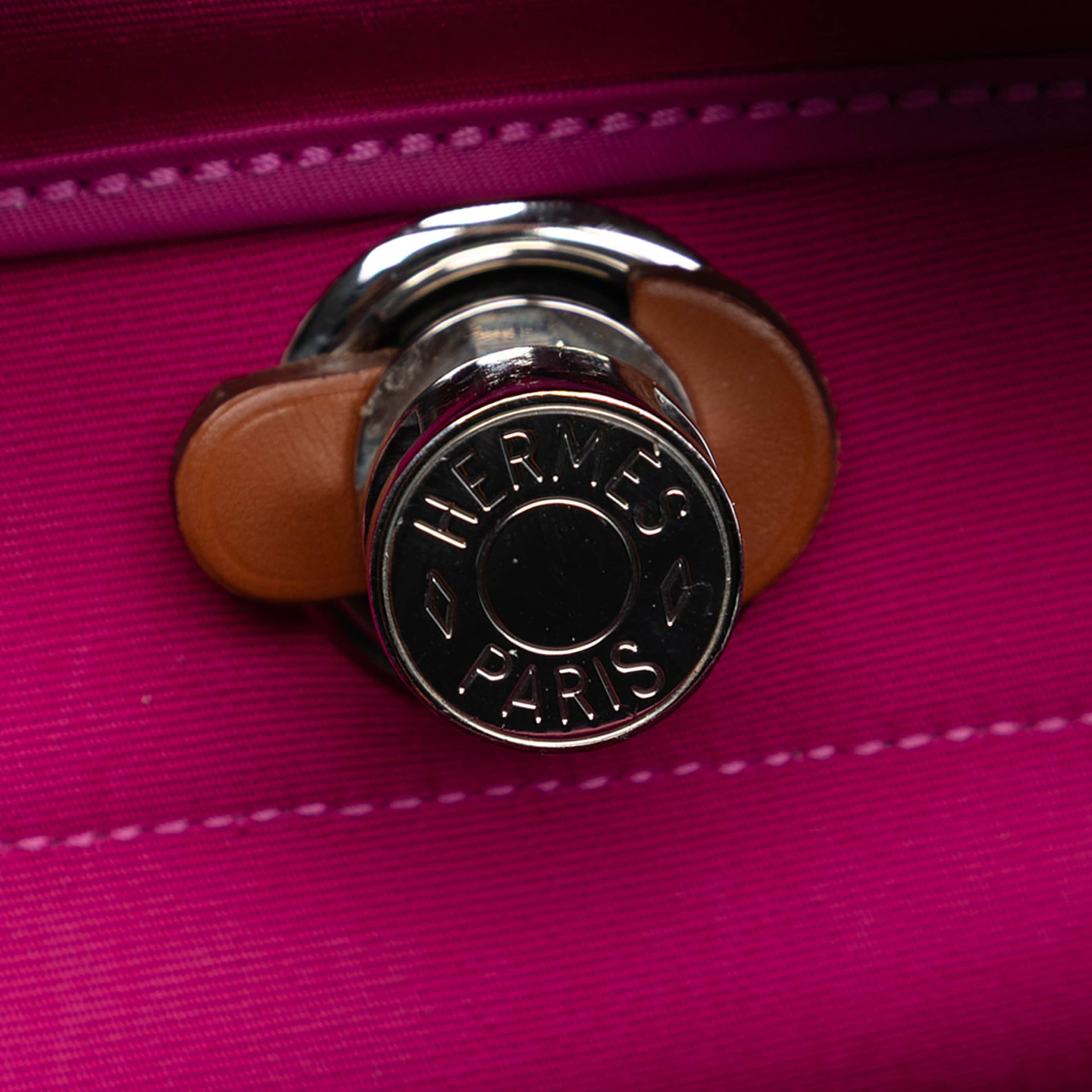 Hermès Toile Herbag Zip 31, från Luxclusif, i färgen dark pink. Klicka för att öppna bilden i stort format