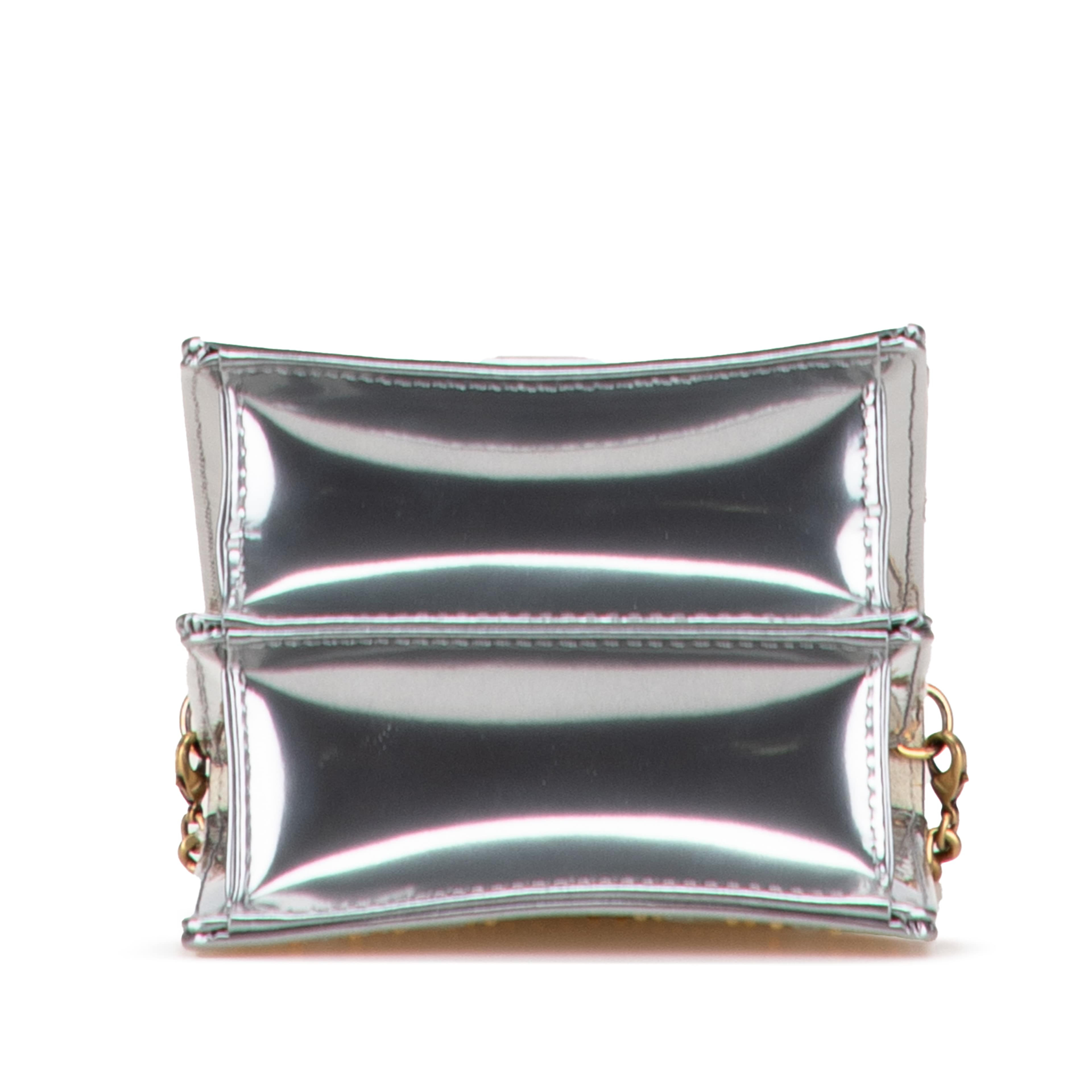 Dior Metallic Studded Calfskin Vertical Diorama, från Luxclusif, i färgen silver. Klicka för att öppna bilden i stort format