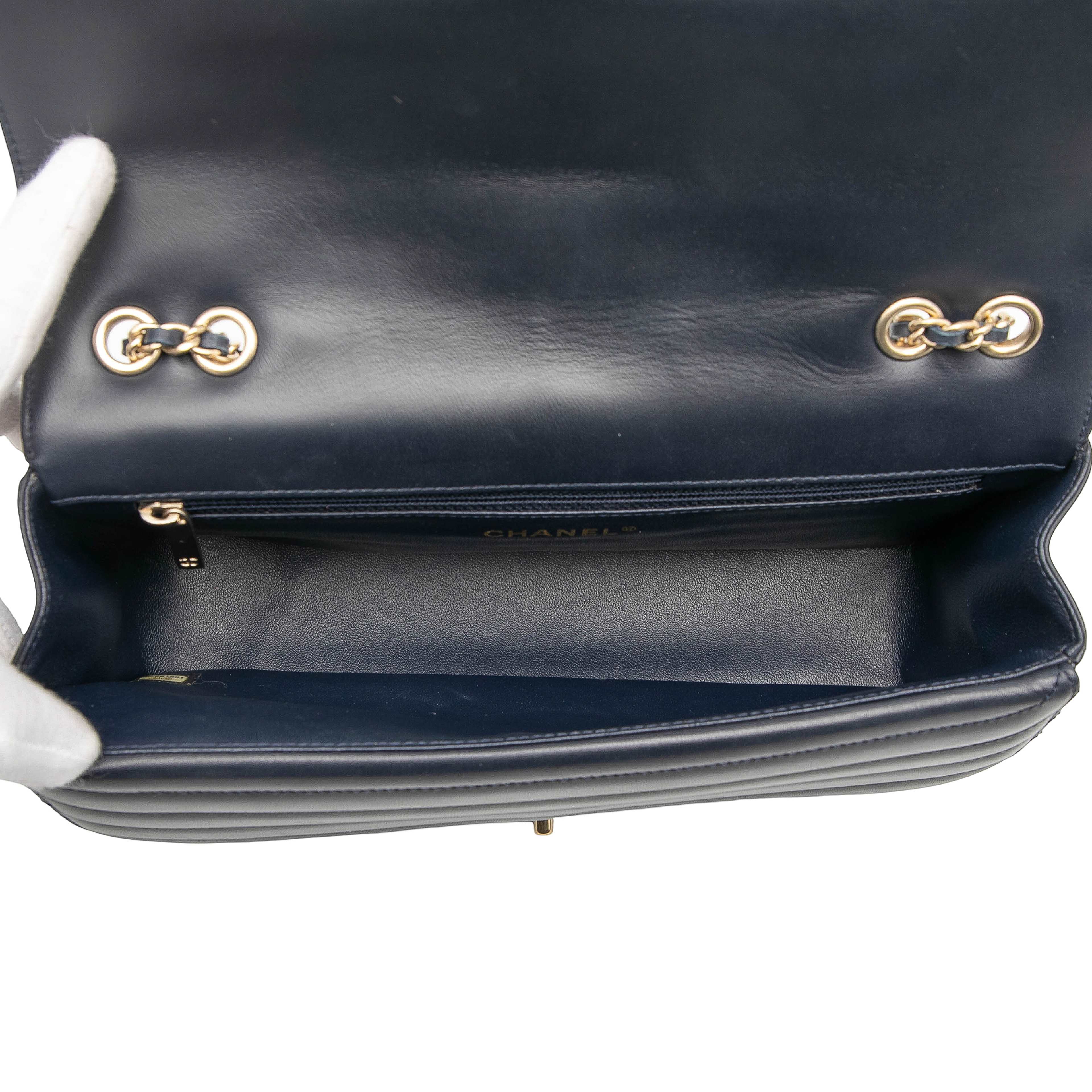 Chanel Cc Horizontal Quilted Lambskin Double Flap, från Luxclusif, i färgen navy. Klicka för att öppna bilden i stort format