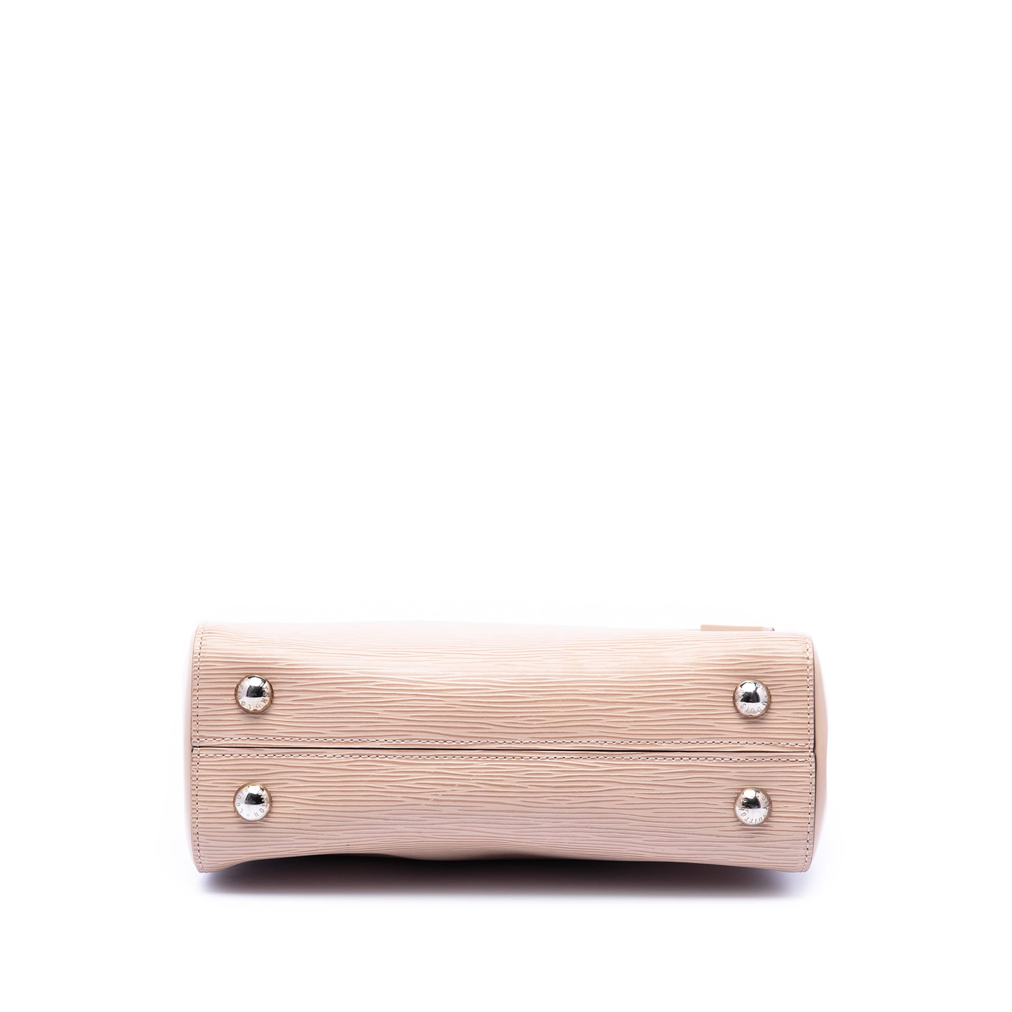 Louis Vuitton Epi Cluny Bb, från Luxclusif, i färgen light beige. Klicka för att öppna bilden i stort format