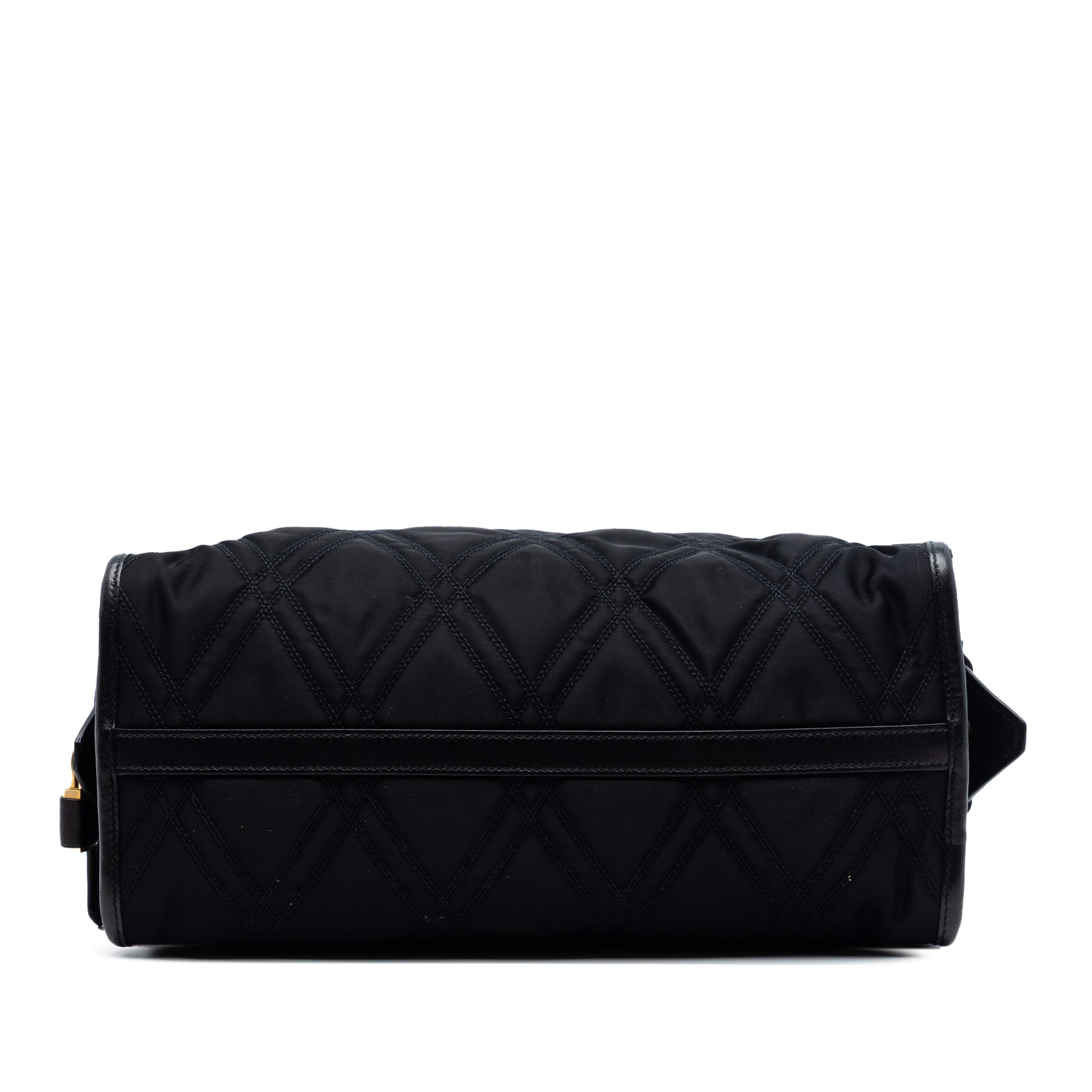 Prada Tessuto Impunturato Bauletto Satchel, från Luxclusif, i färgen black. Klicka för att öppna bilden i stort format