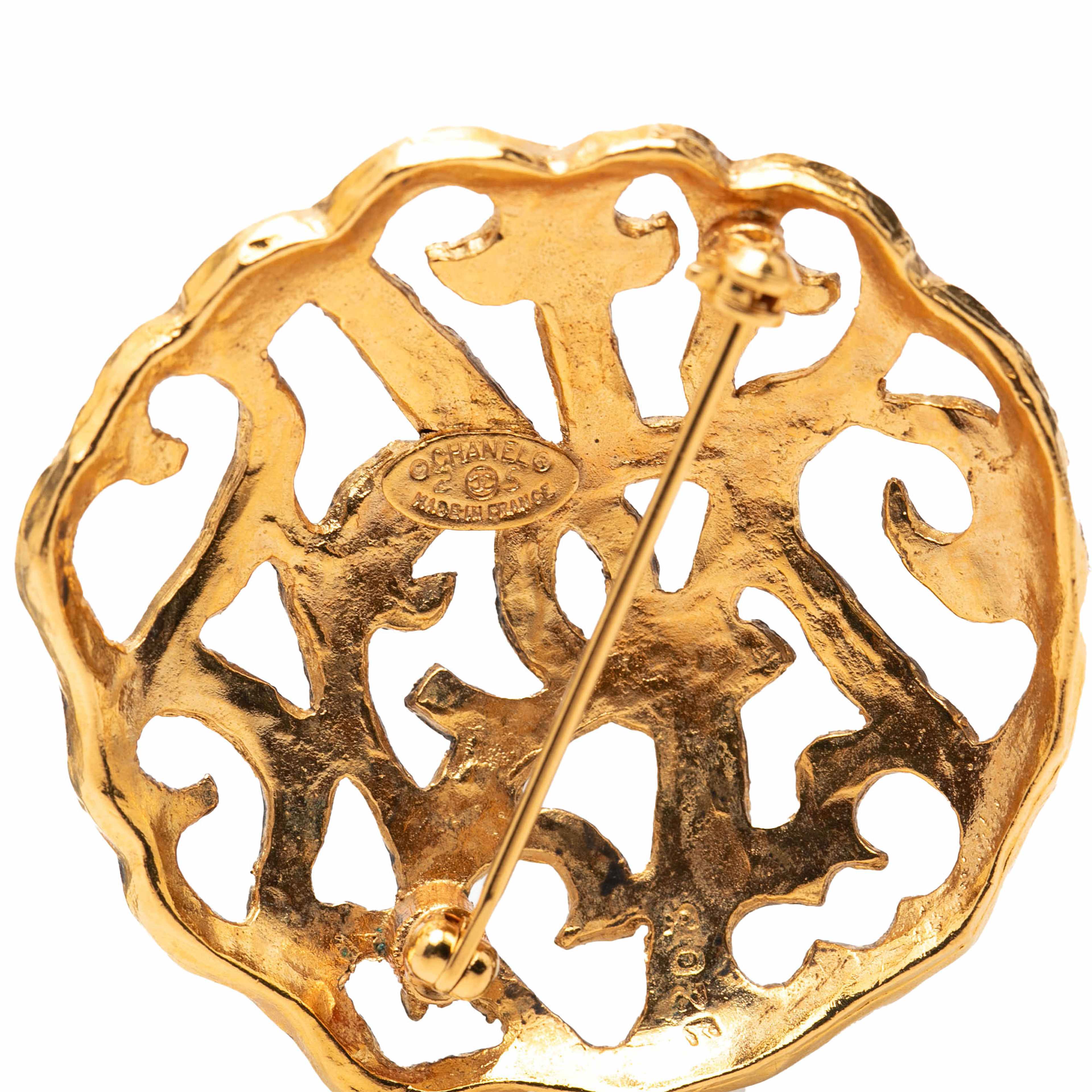 Chanel Cc Gold Plated Brooch, från Luxclusif, i färgen guld. Klicka för att öppna bilden i stort format