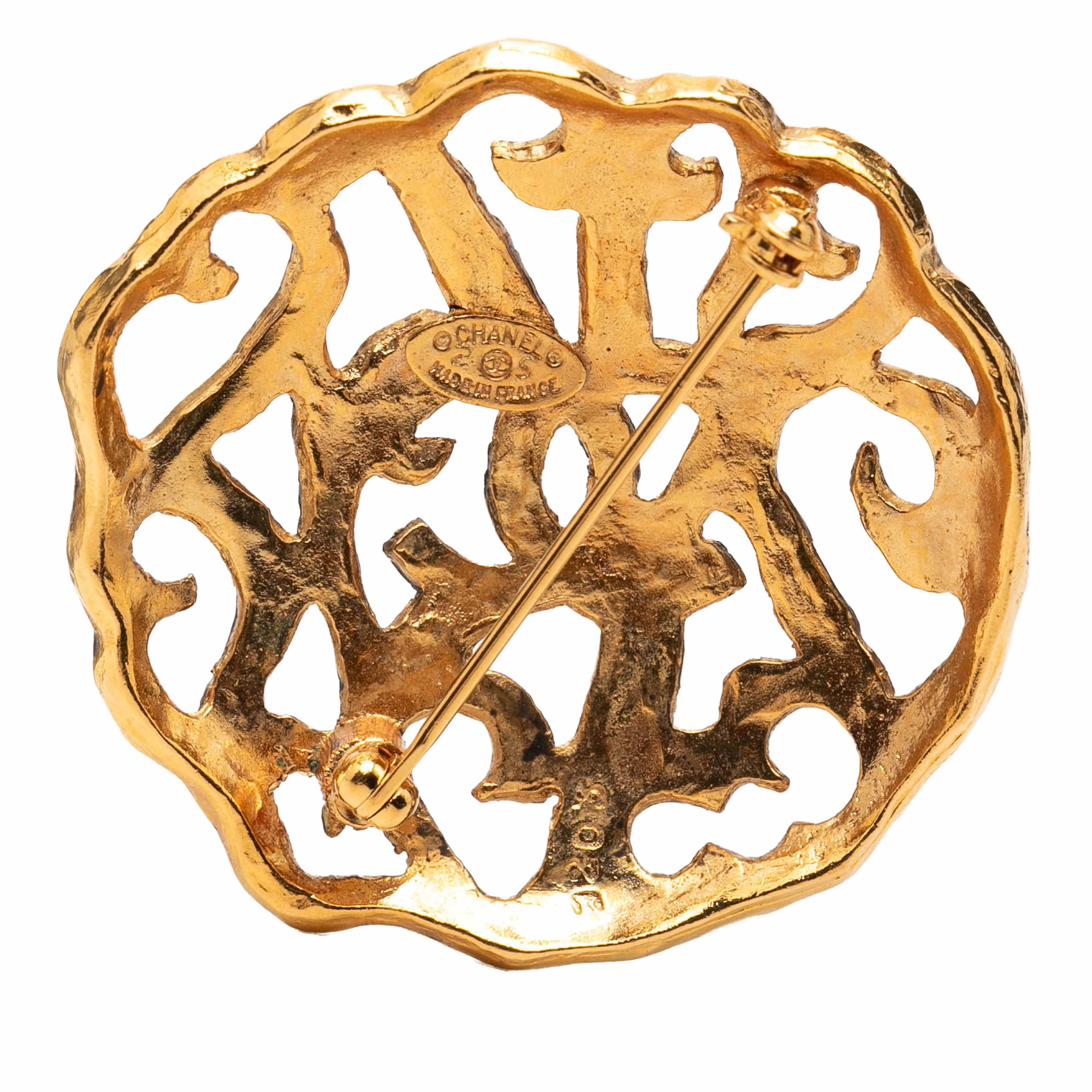 Chanel Cc Gold Plated Brooch, från Luxclusif, i färgen guld. Klicka för att öppna bilden i stort format