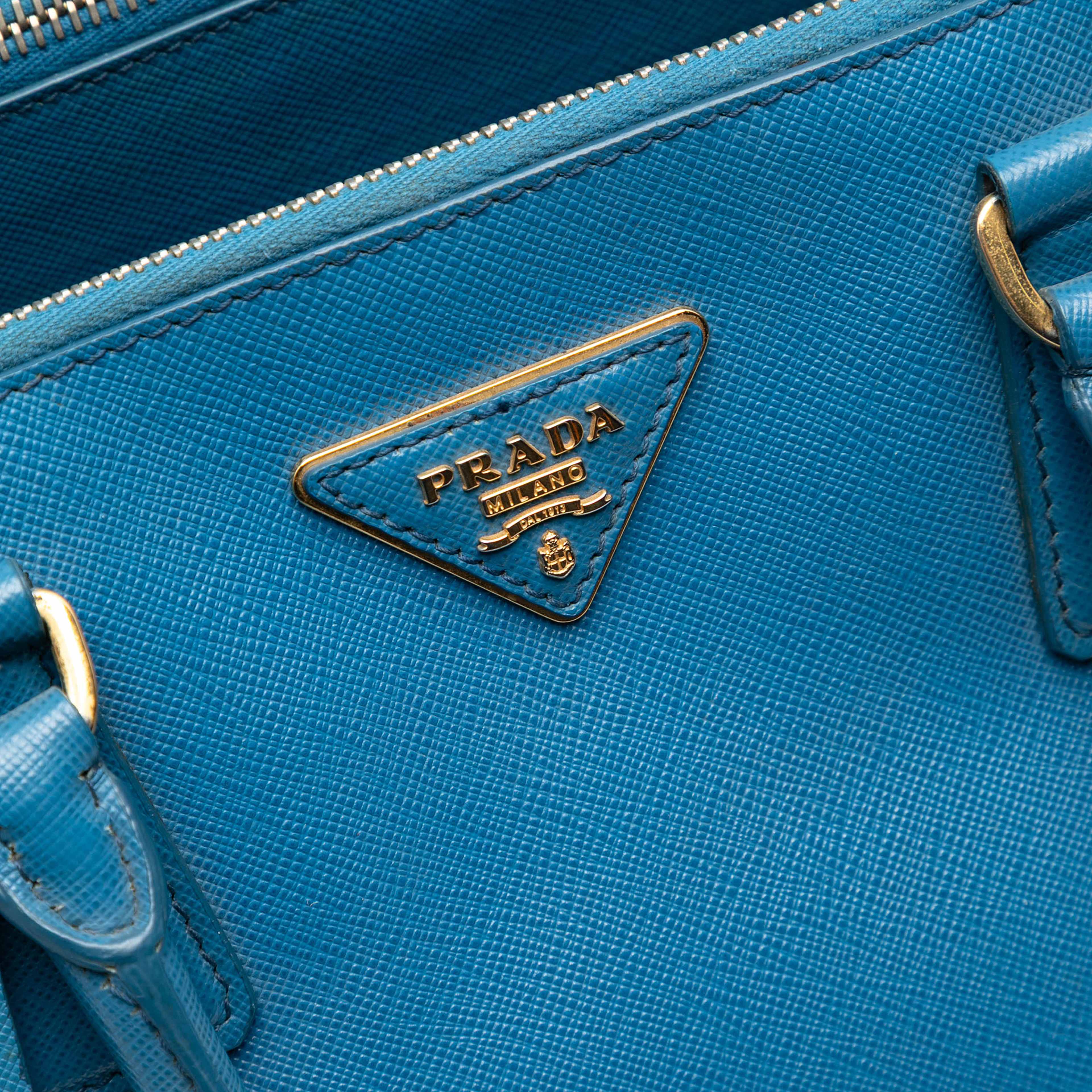 Prada Large Saffiano Lux Galleria Double Zip Tote, från Luxclusif, i färgen blue. Klicka för att öppna bilden i stort format