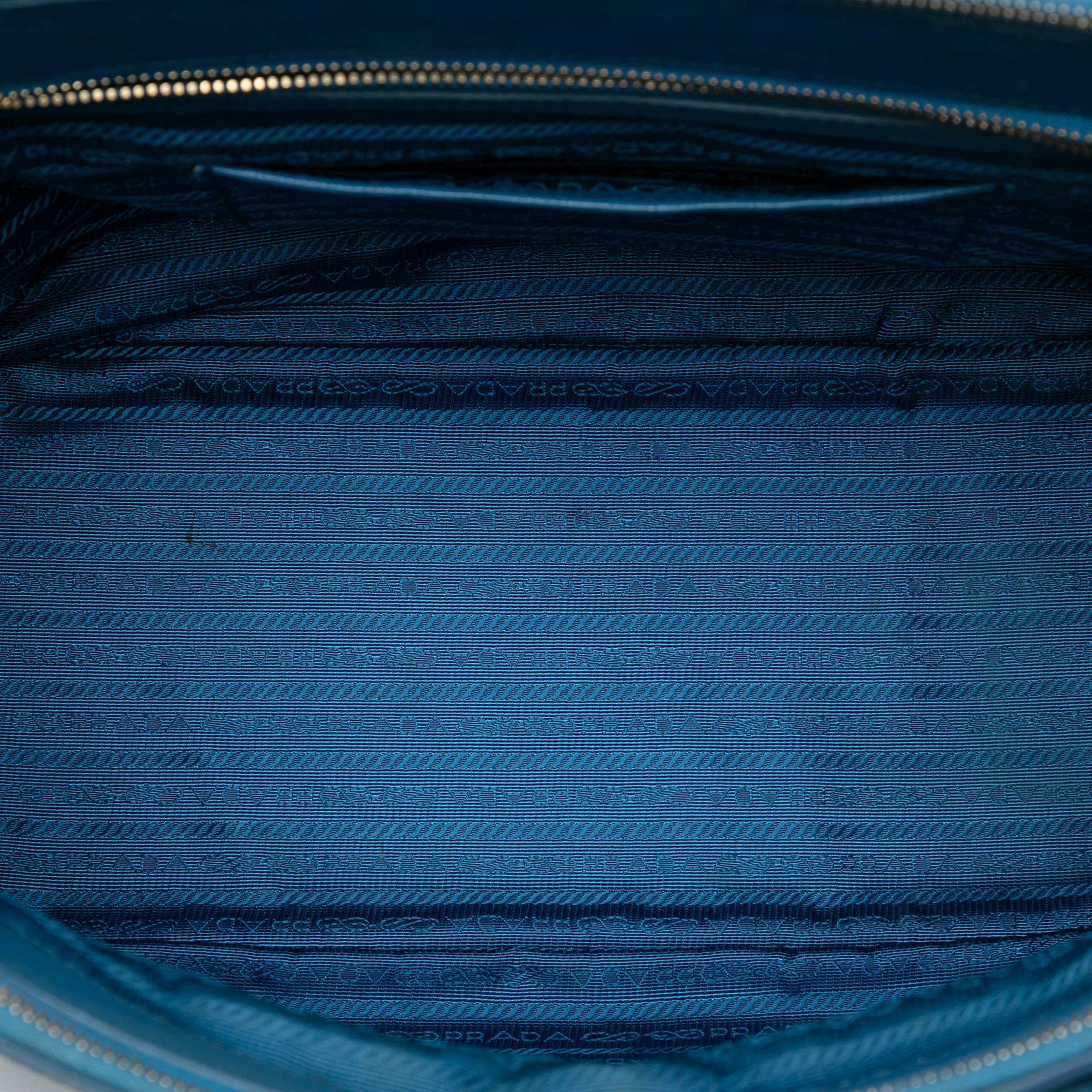 Prada Large Saffiano Lux Galleria Double Zip Tote, från Luxclusif, i färgen blue. Klicka för att öppna bilden i stort format