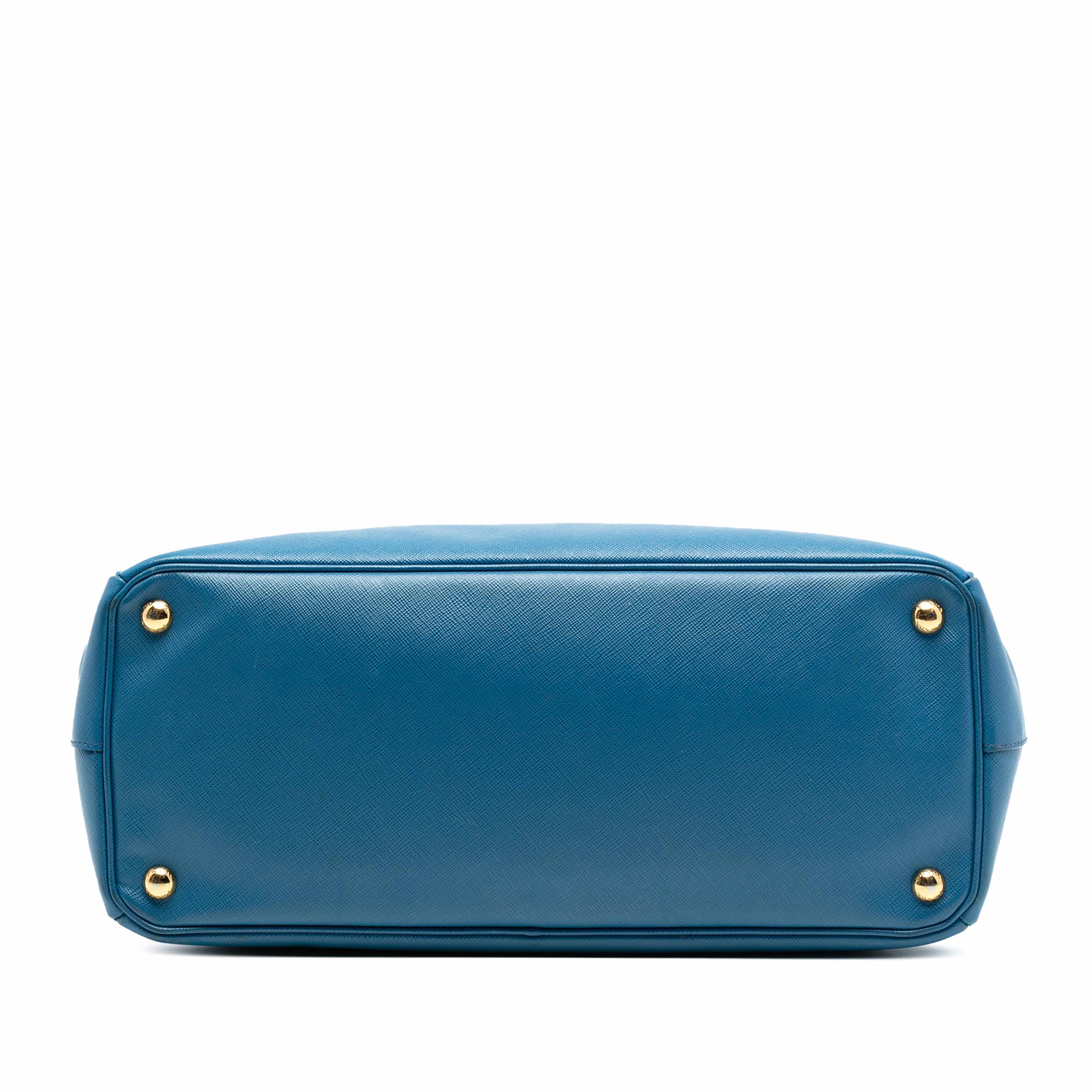 Prada Large Saffiano Lux Galleria Double Zip Tote, från Luxclusif, i färgen blue. Klicka för att öppna bilden i stort format