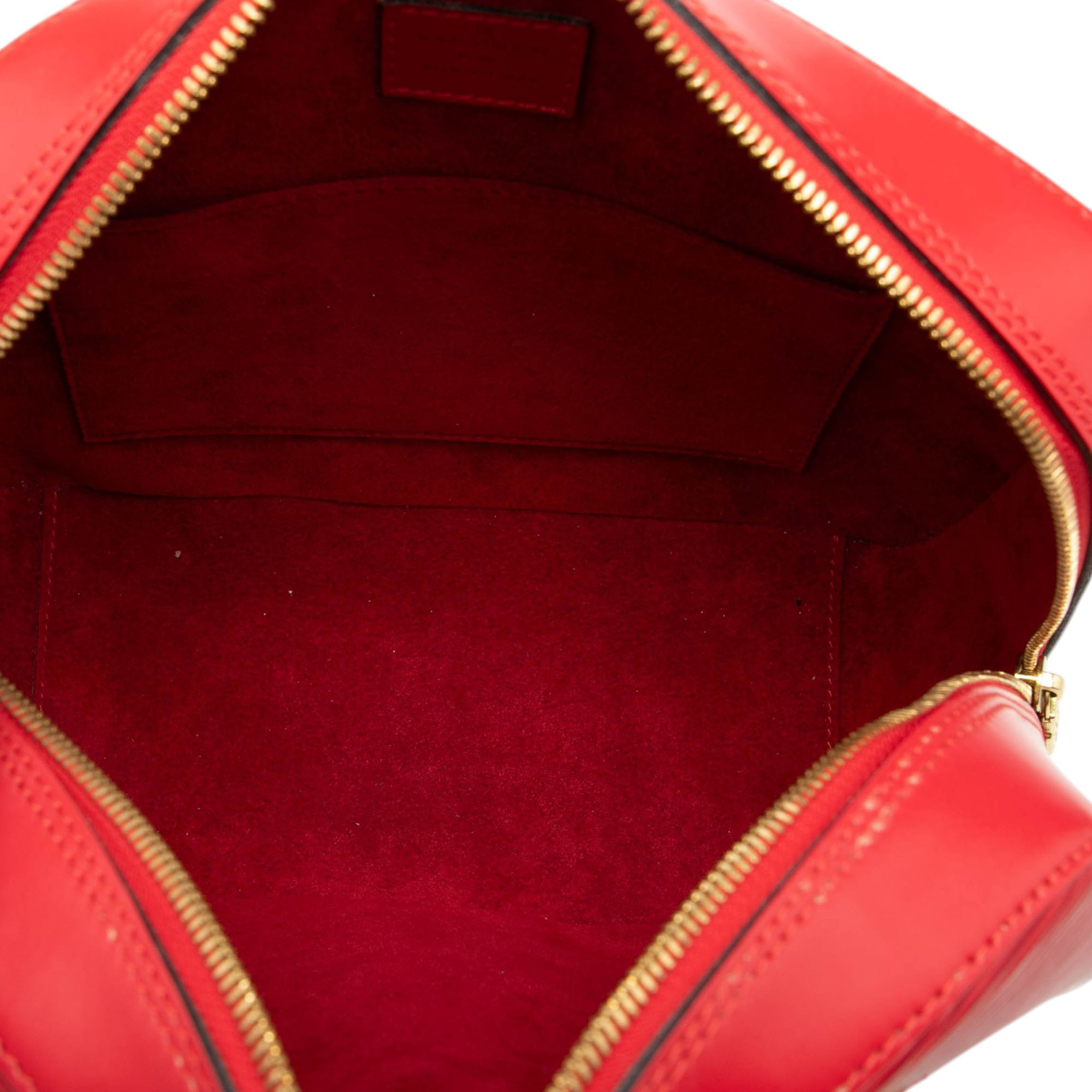 Louis Vuitton Epi Sablons, från Luxclusif, i färgen röd. Klicka för att öppna bilden i stort format