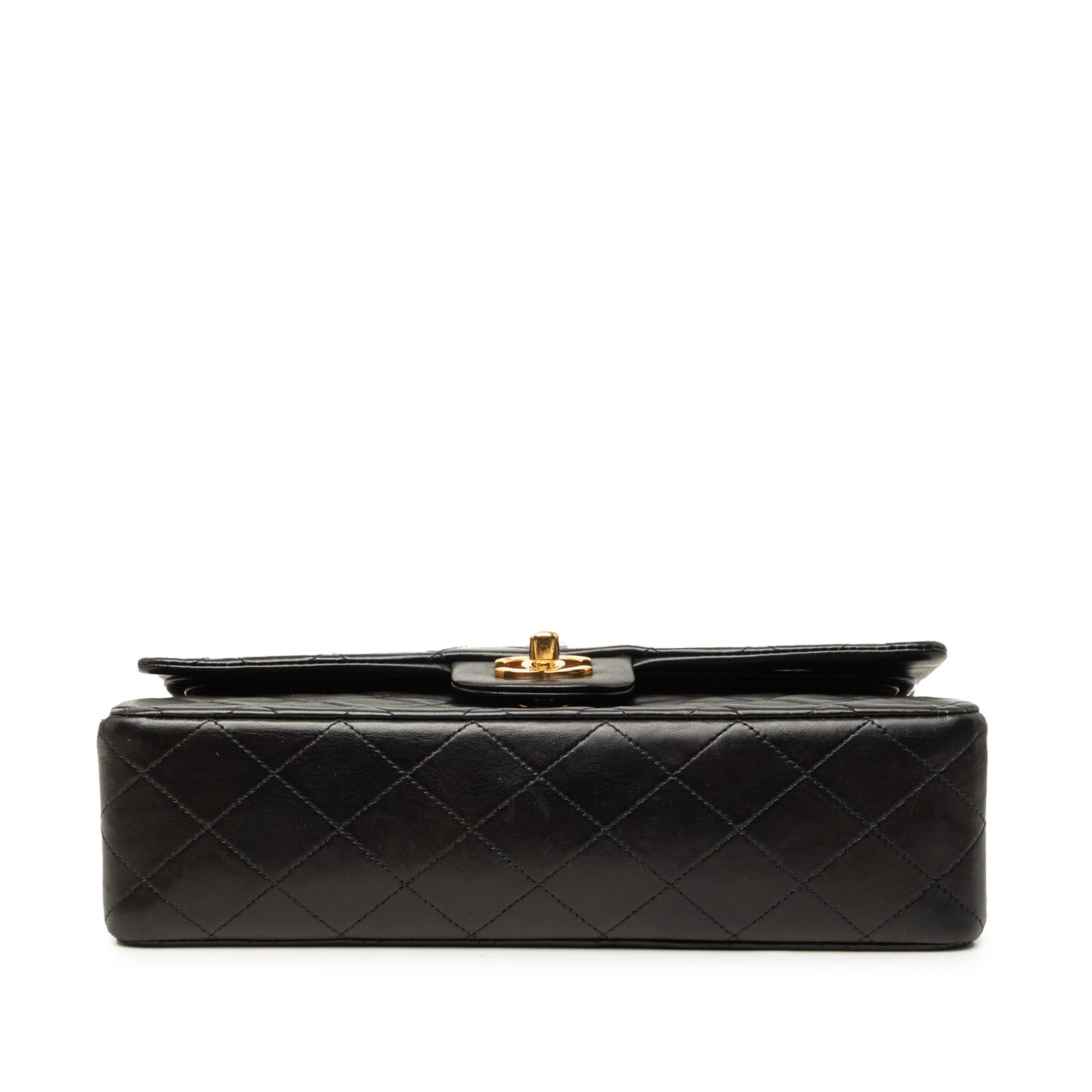 Chanel Medium Classic Lambskin Double Flap, från Luxclusif, i färgen svart. Klicka för att öppna bilden i stort format