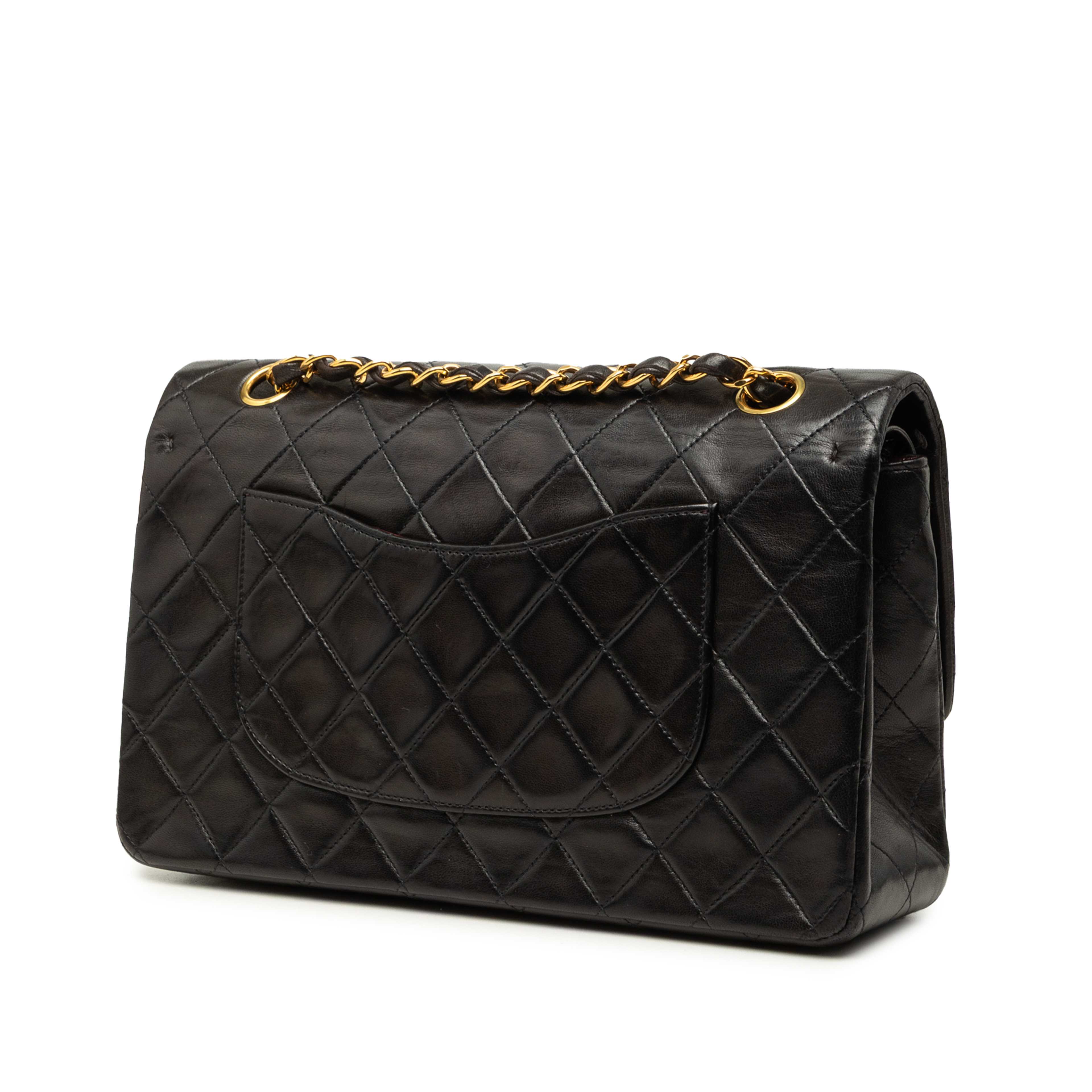 Chanel Medium Classic Lambskin Double Flap, från Luxclusif, i färgen svart. Klicka för att öppna bilden i stort format
