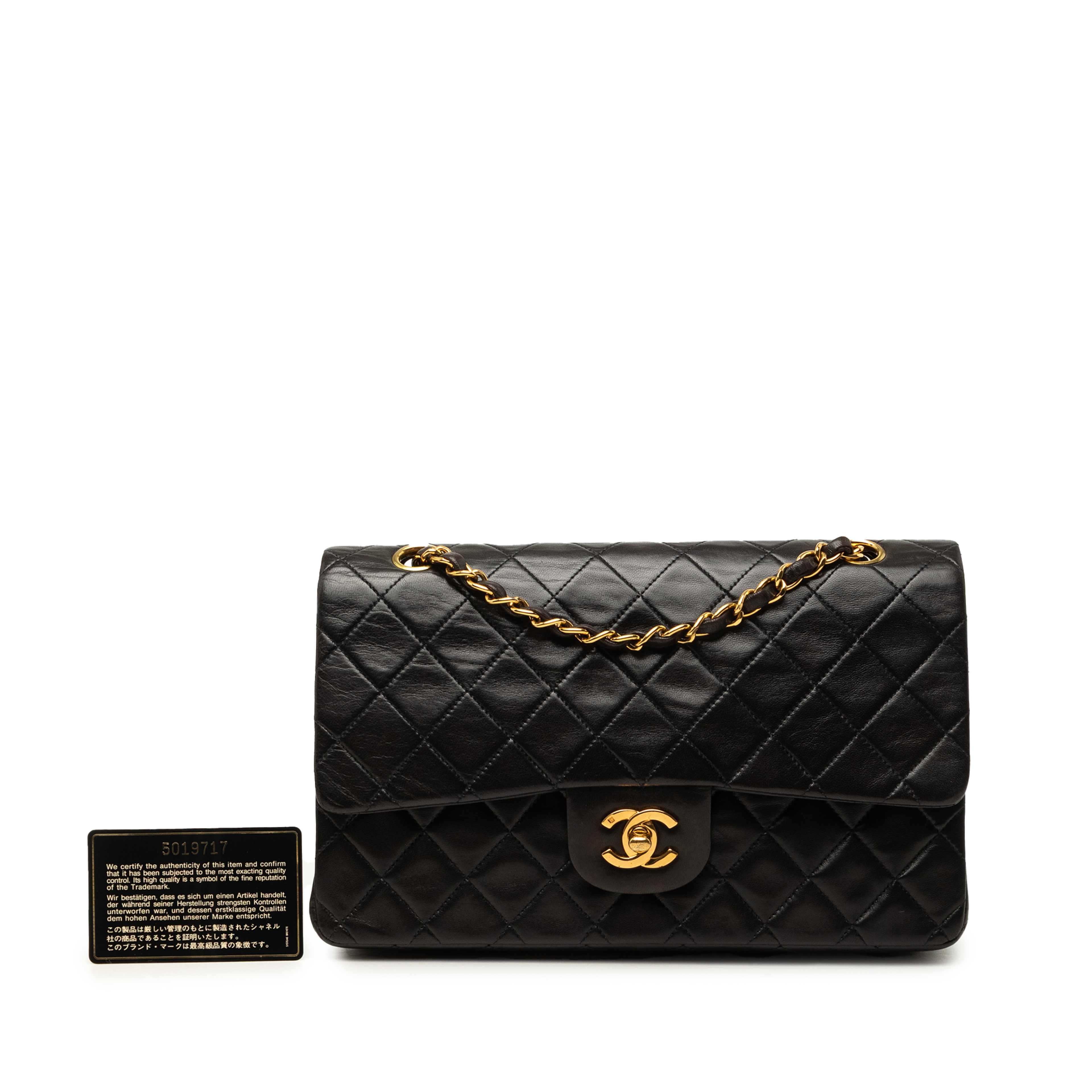 Chanel Medium Classic Lambskin Double Flap, från Luxclusif, i färgen svart. Klicka för att öppna bilden i stort format