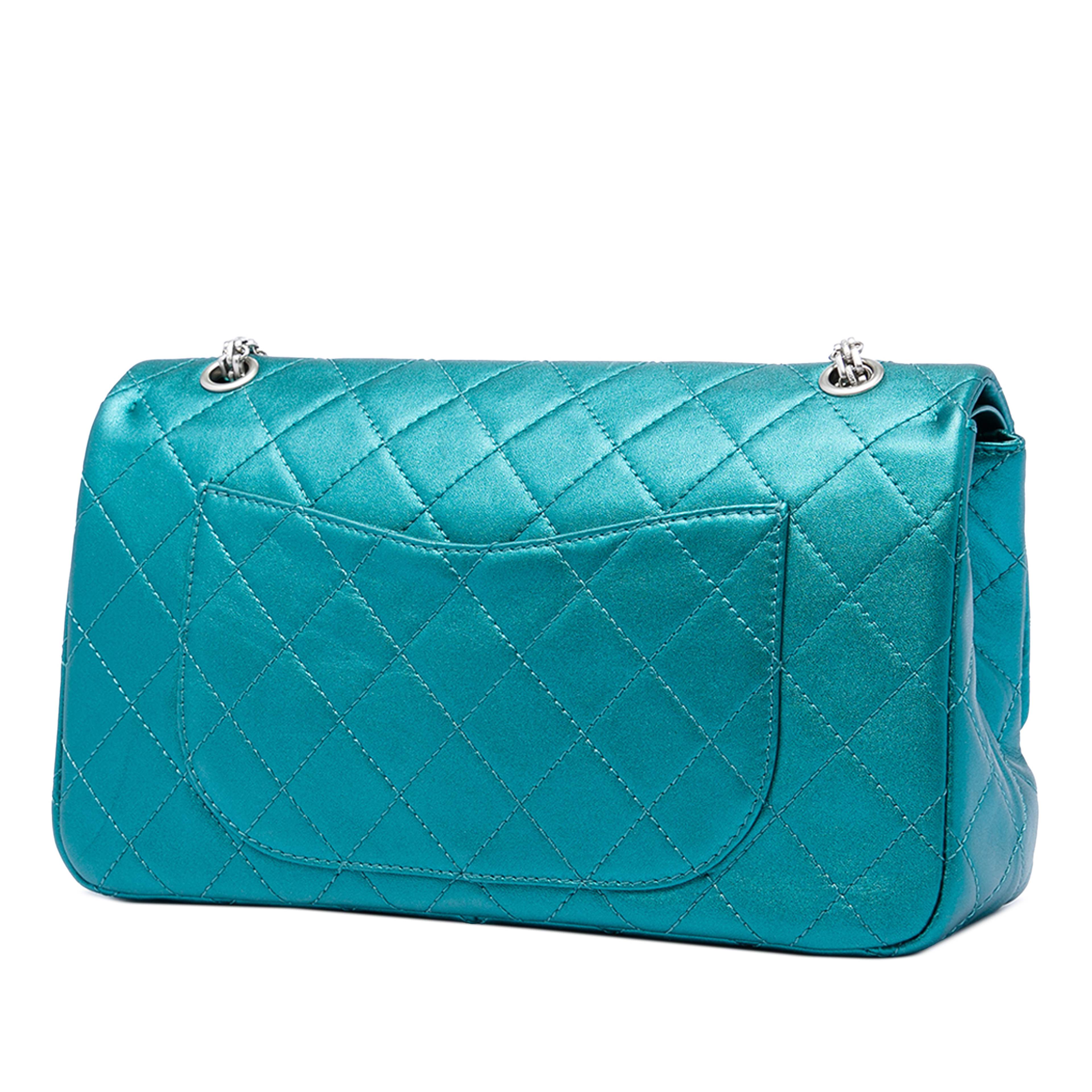 Chanel Quilted Metallic Calfskin Reissue 2.55 Flap 227, från Luxclusif, i färgen blå. Klicka för att öppna bilden i stort format
