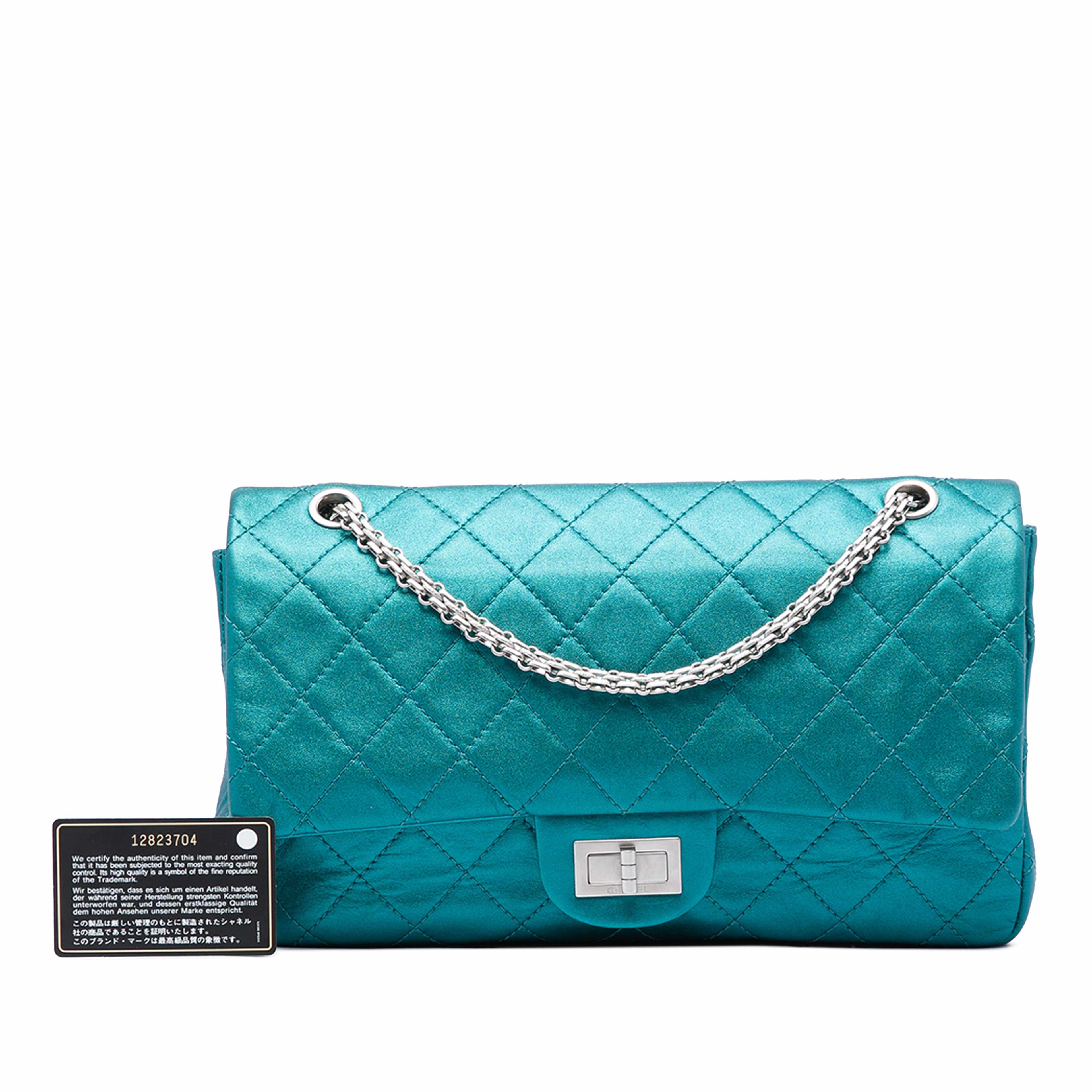 Chanel Quilted Metallic Calfskin Reissue 2.55 Flap 227, från Luxclusif, i färgen blå. Klicka för att öppna bilden i stort format
