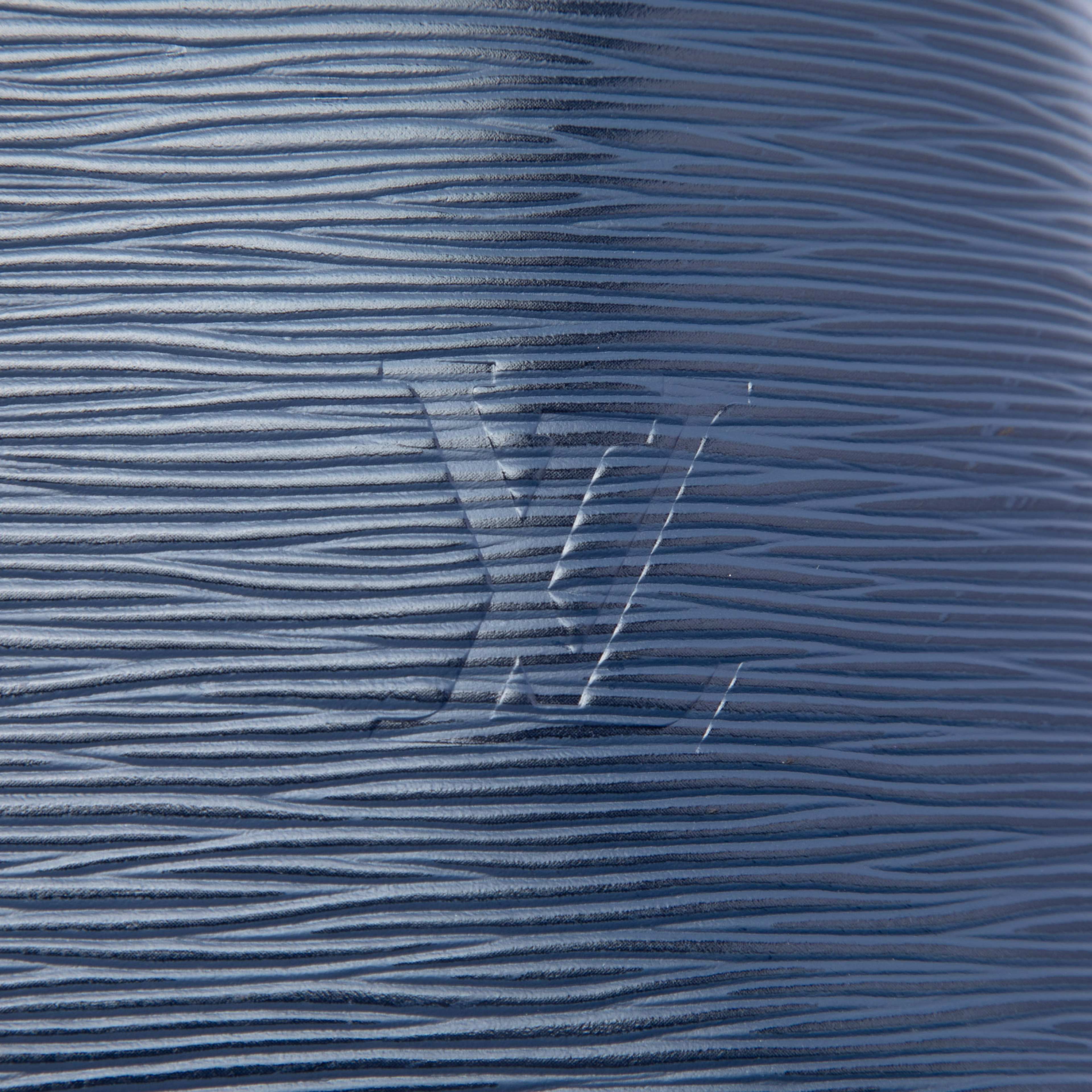 Louis Vuitton Epi Neonoe Mm, från Luxclusif, i färgen blå. Klicka för att öppna bilden i stort format