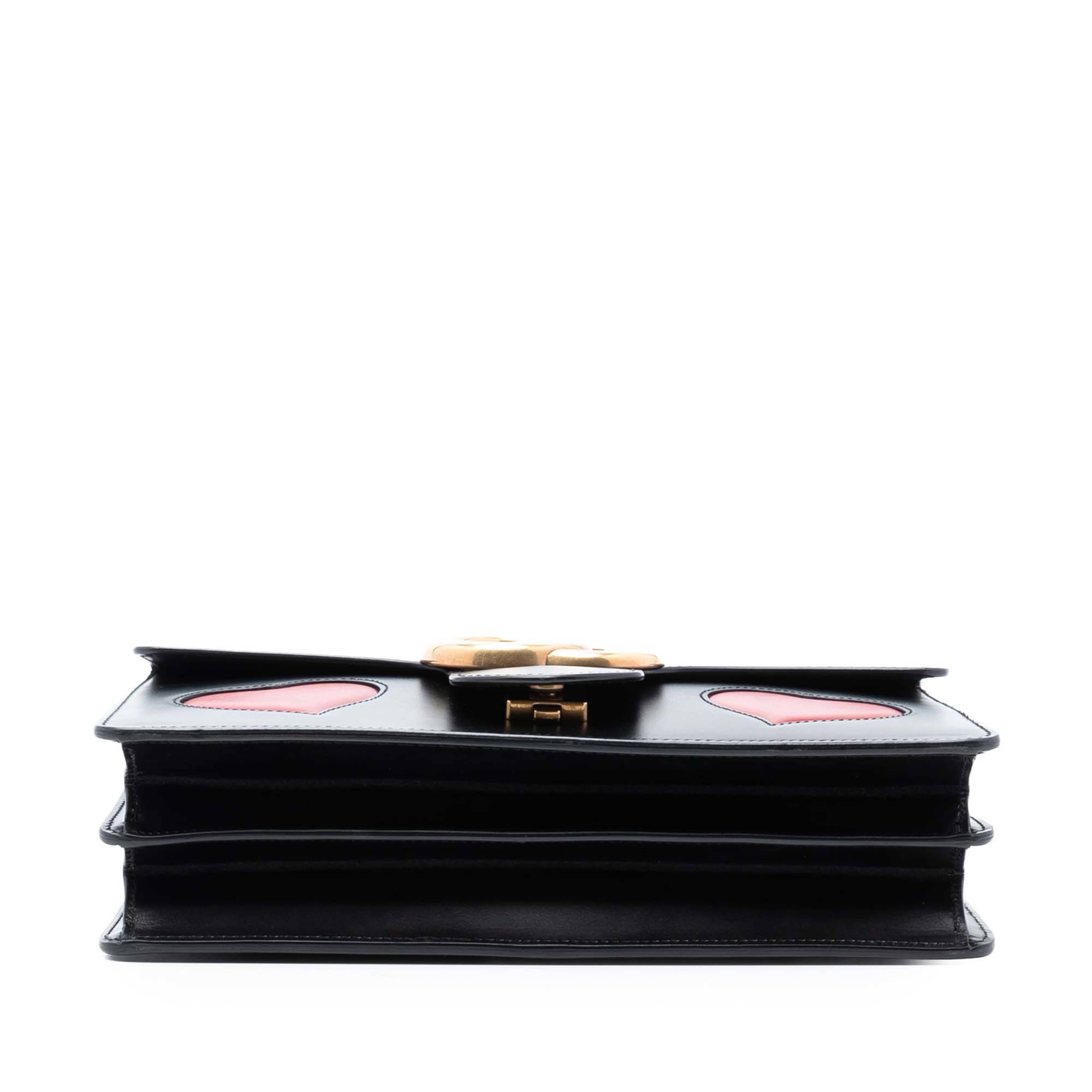 Gucci Medium Gg Marmont Leather Malaga Kid Heart Patch Chain Flap, från Luxclusif, i färgen svart. Klicka för att öppna bilden i stort format