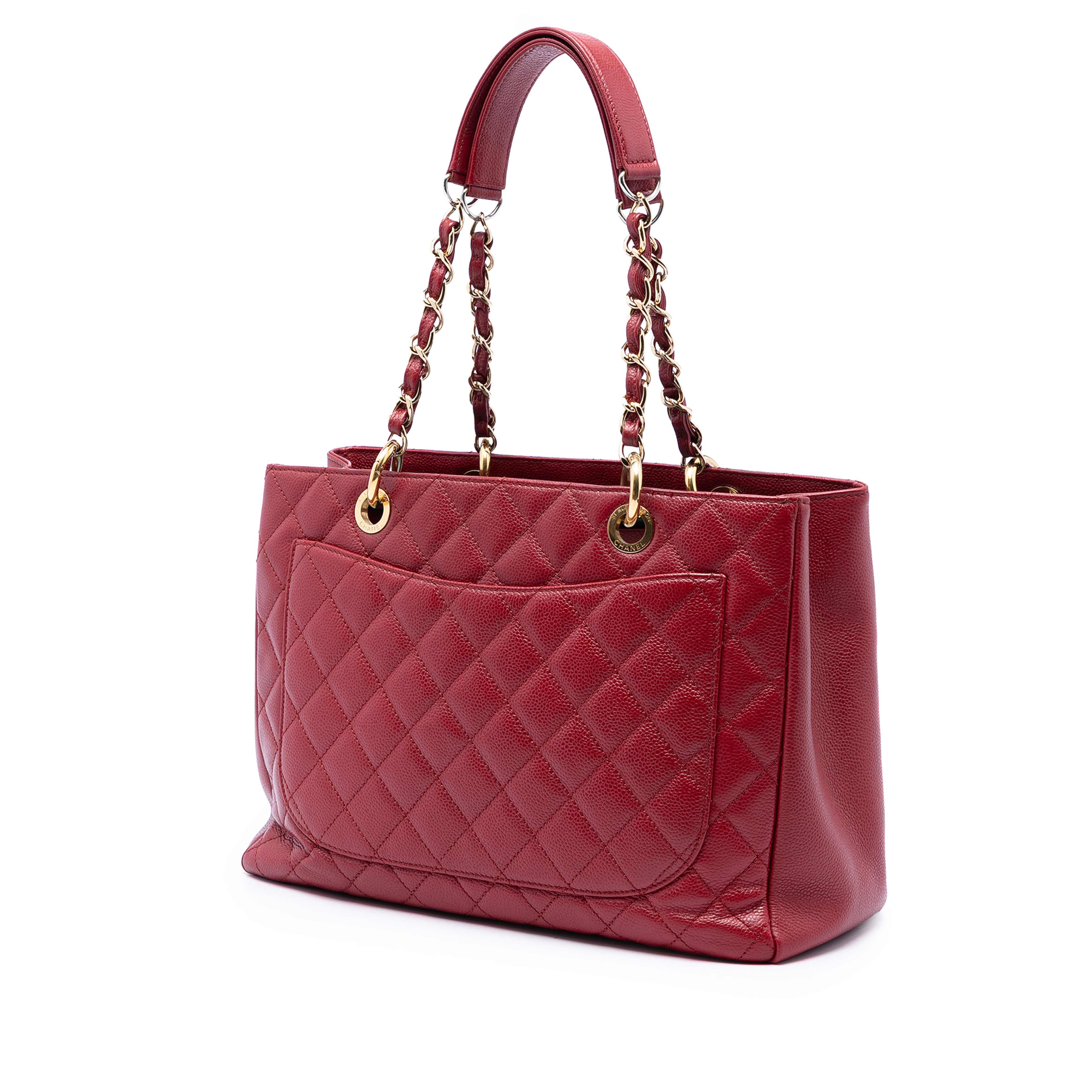 Chanel Caviar Grand Shopping Tote, från Luxclusif, i färgen röd. Klicka för att öppna bilden i stort format