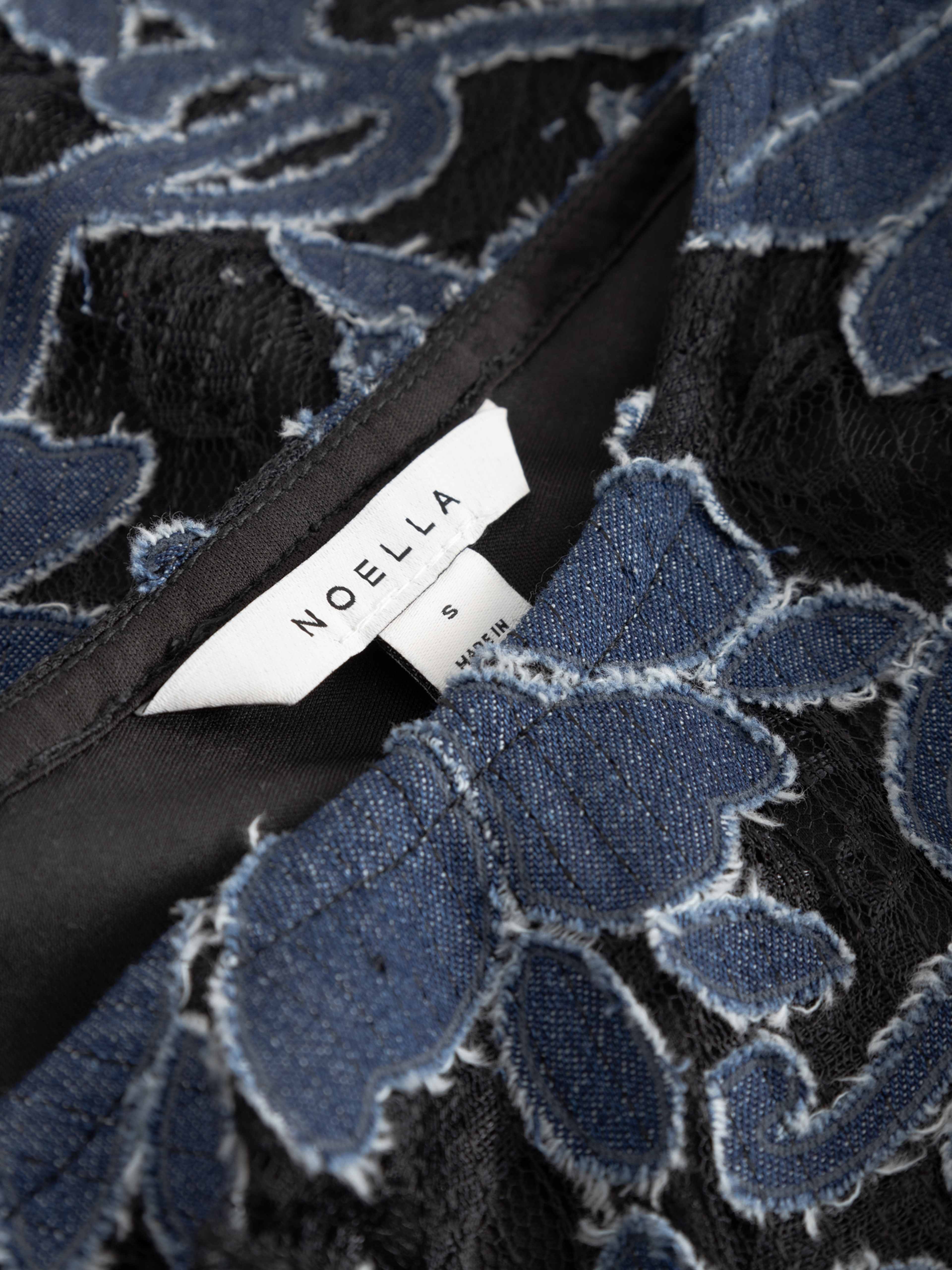 N-pastis Short Dress - Blue Black Combo, från Noella, i färgen blue black combo. Klicka för att öppna bilden i stort format