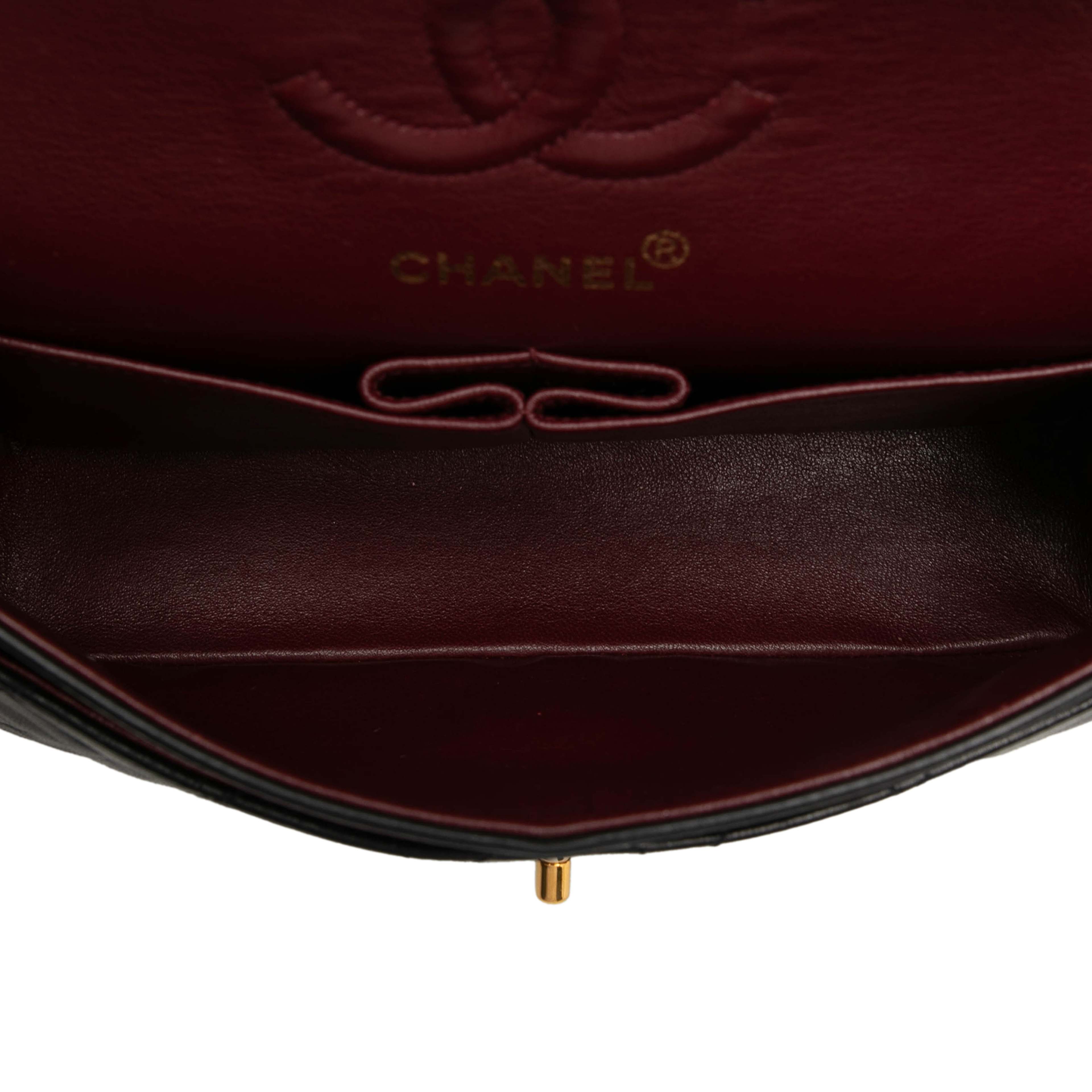 Chanel Small Classic Lambskin Double Flap, från Luxclusif, i färgen svart. Klicka för att öppna bilden i stort format