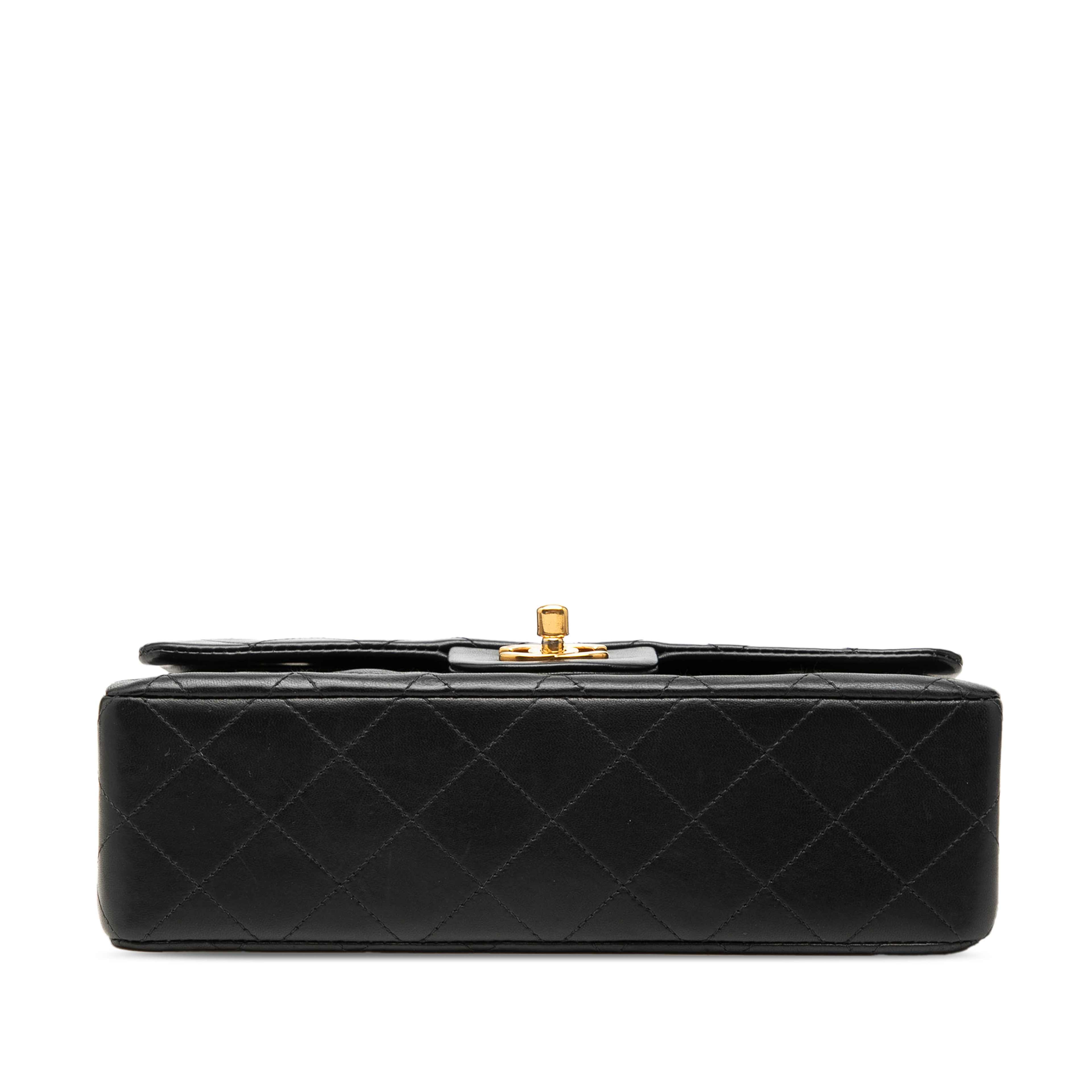 Chanel Small Classic Lambskin Double Flap, från Luxclusif, i färgen svart. Klicka för att öppna bilden i stort format