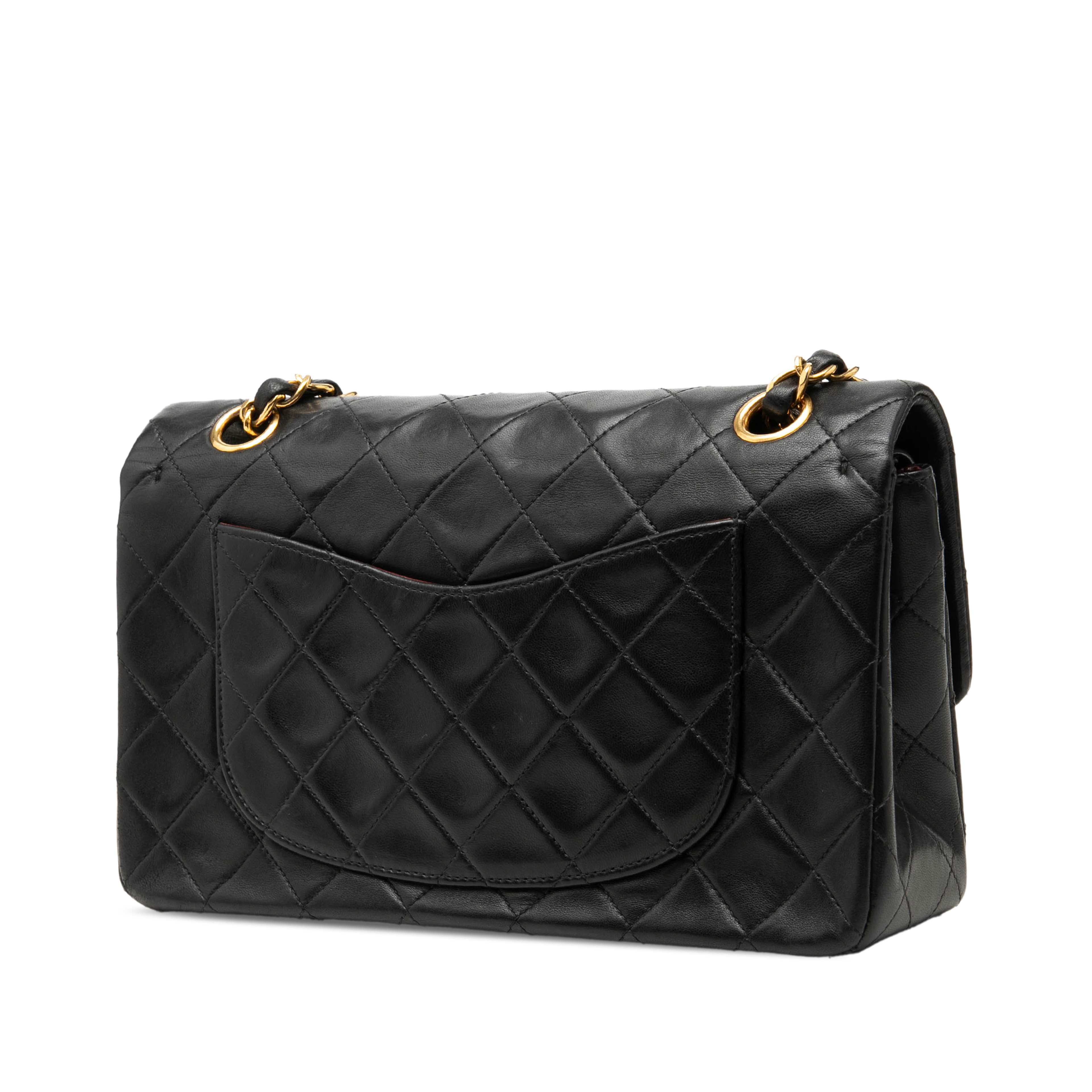 Chanel Small Classic Lambskin Double Flap, från Luxclusif, i färgen svart. Klicka för att öppna bilden i stort format