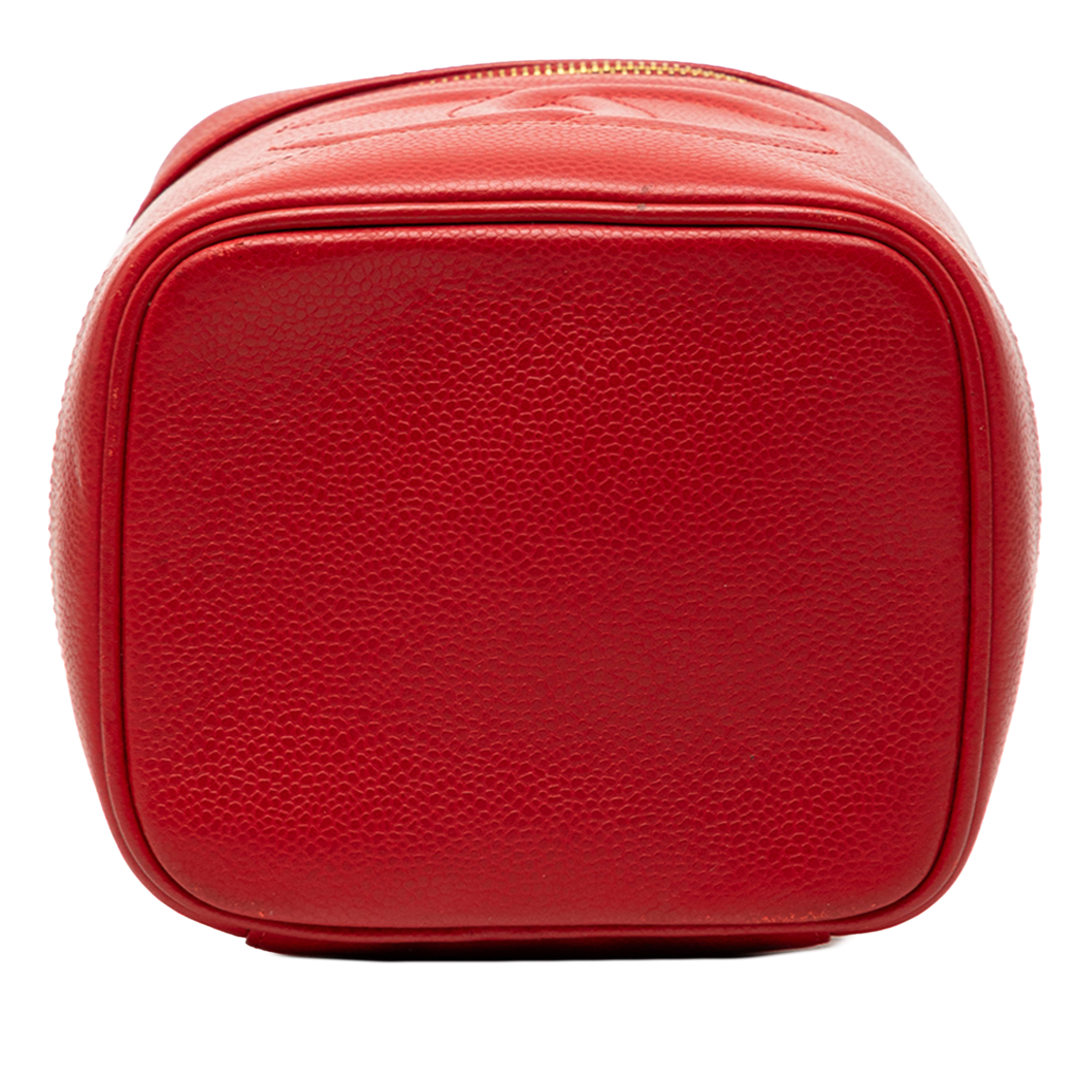 Chanel Cc Caviar Vanity Bag, från Luxclusif, i färgen röd. Klicka för att öppna bilden i stort format