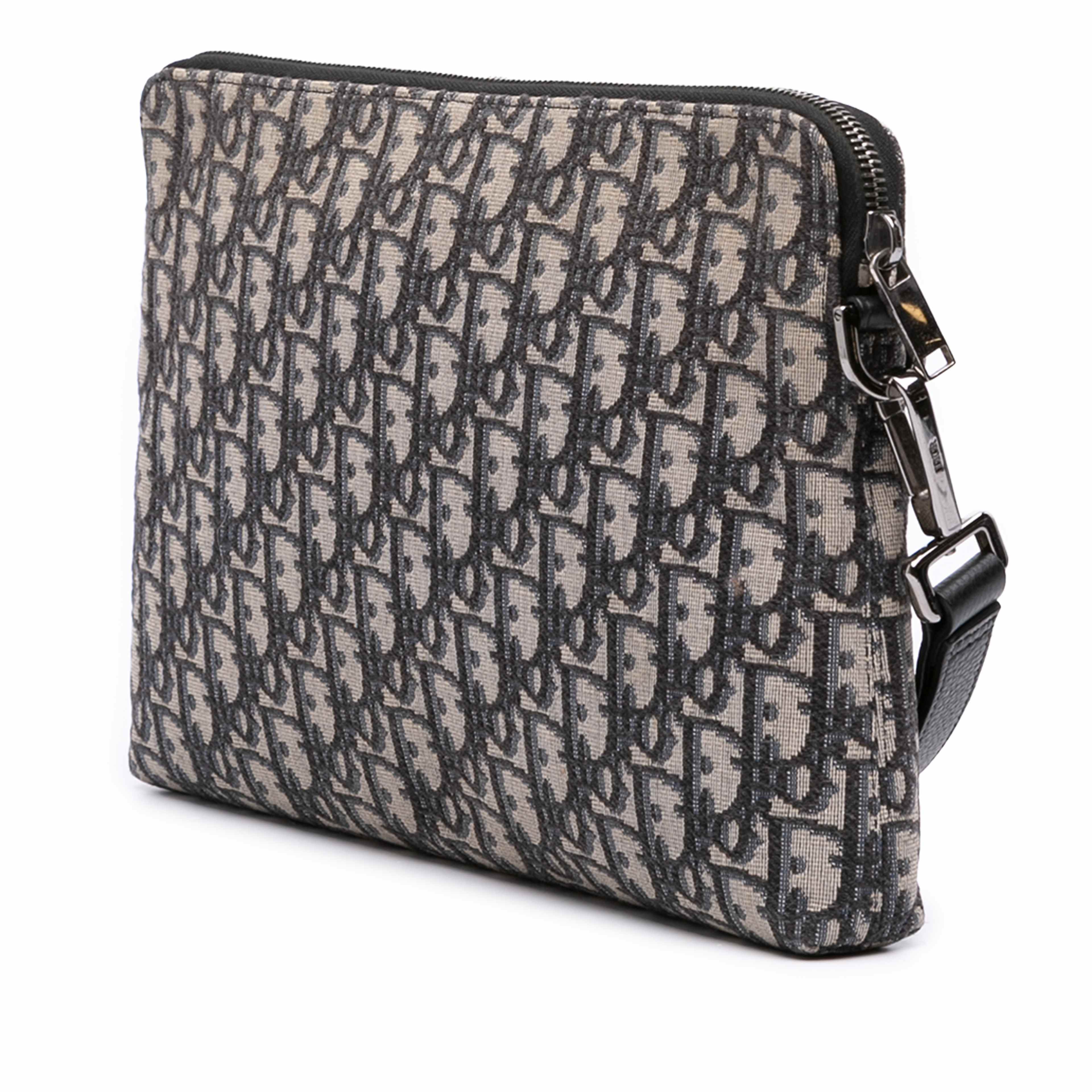 Dior Oblique Canvas Pouch, från Luxclusif, i färgen blue. Klicka för att öppna bilden i stort format