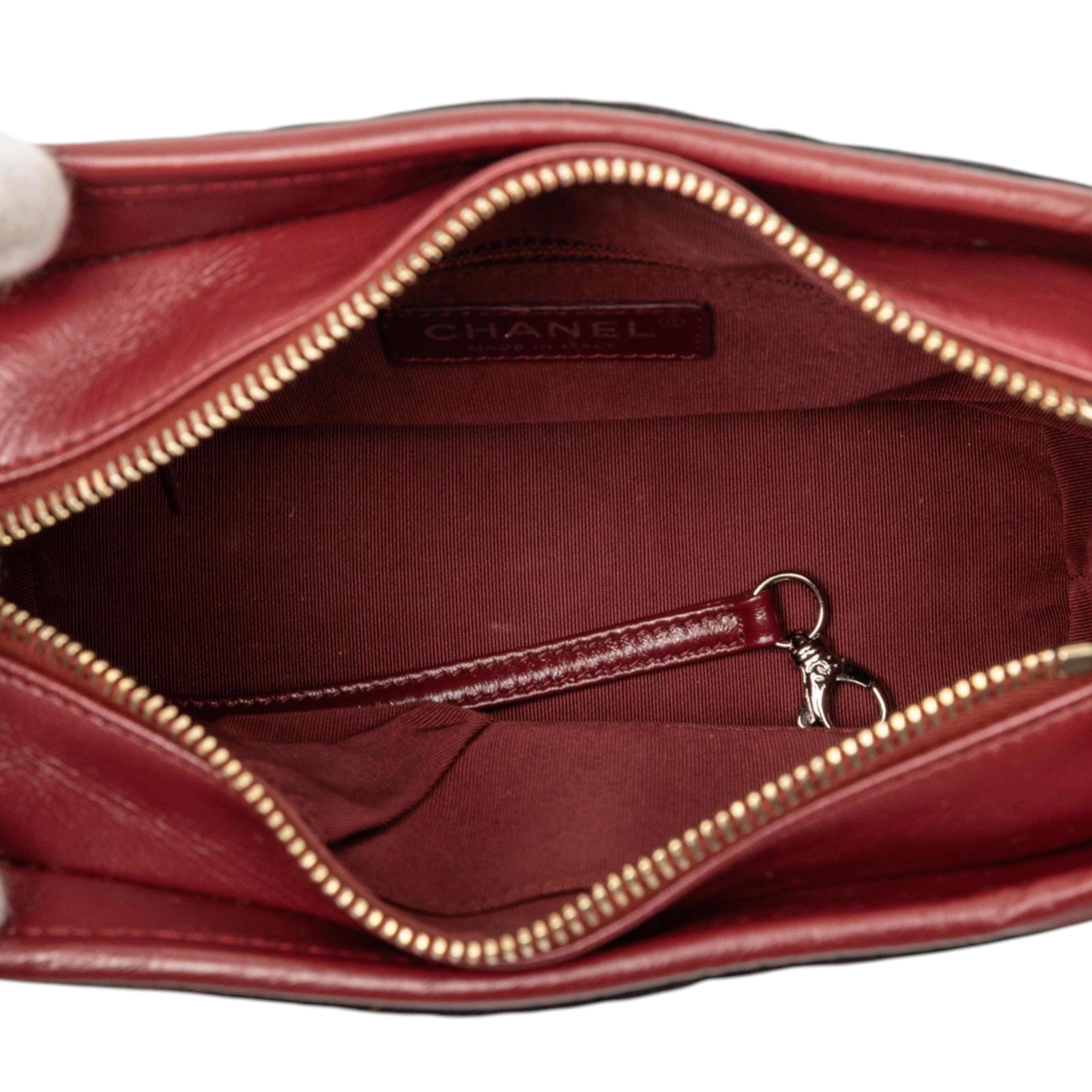 Chanel Small Knit And Calfskin Owl Print Gabrielle Hobo, från Luxclusif, i färgen dark red. Klicka för att öppna bilden i stort format