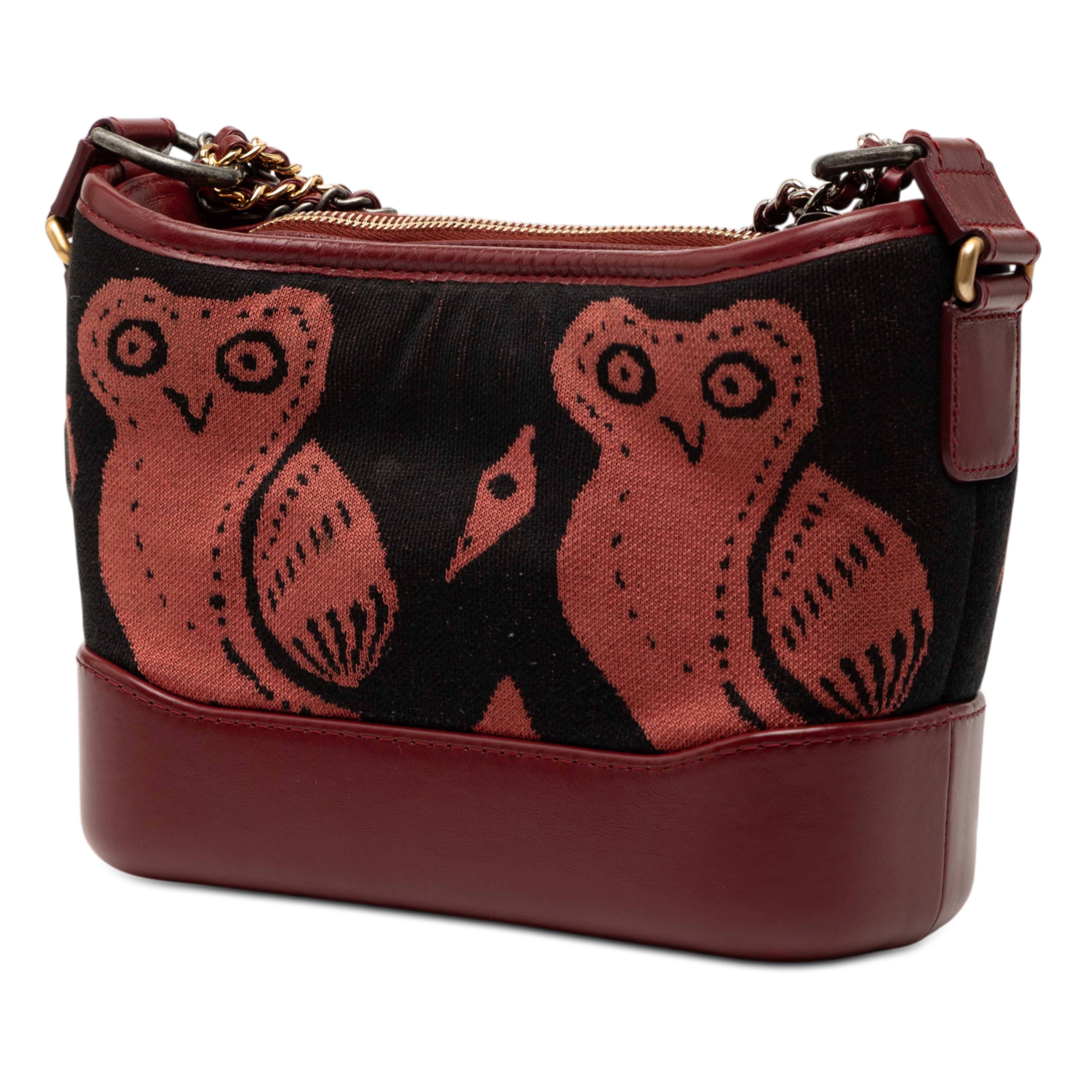 Chanel Small Knit And Calfskin Owl Print Gabrielle Hobo, från Luxclusif, i färgen dark red. Klicka för att öppna bilden i stort format