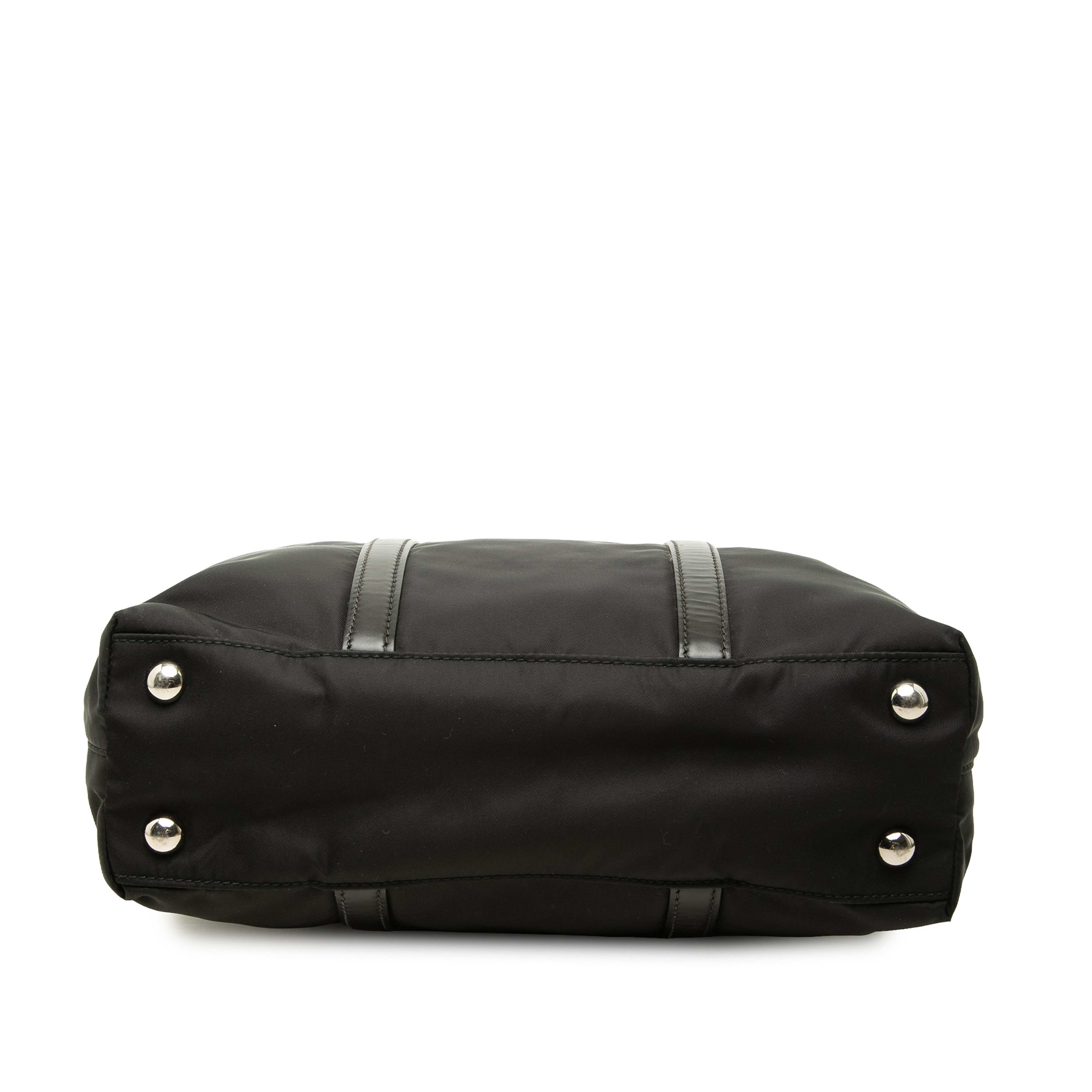 Prada Tessuto Satchel, från Luxclusif, i färgen svart. Klicka för att öppna bilden i stort format