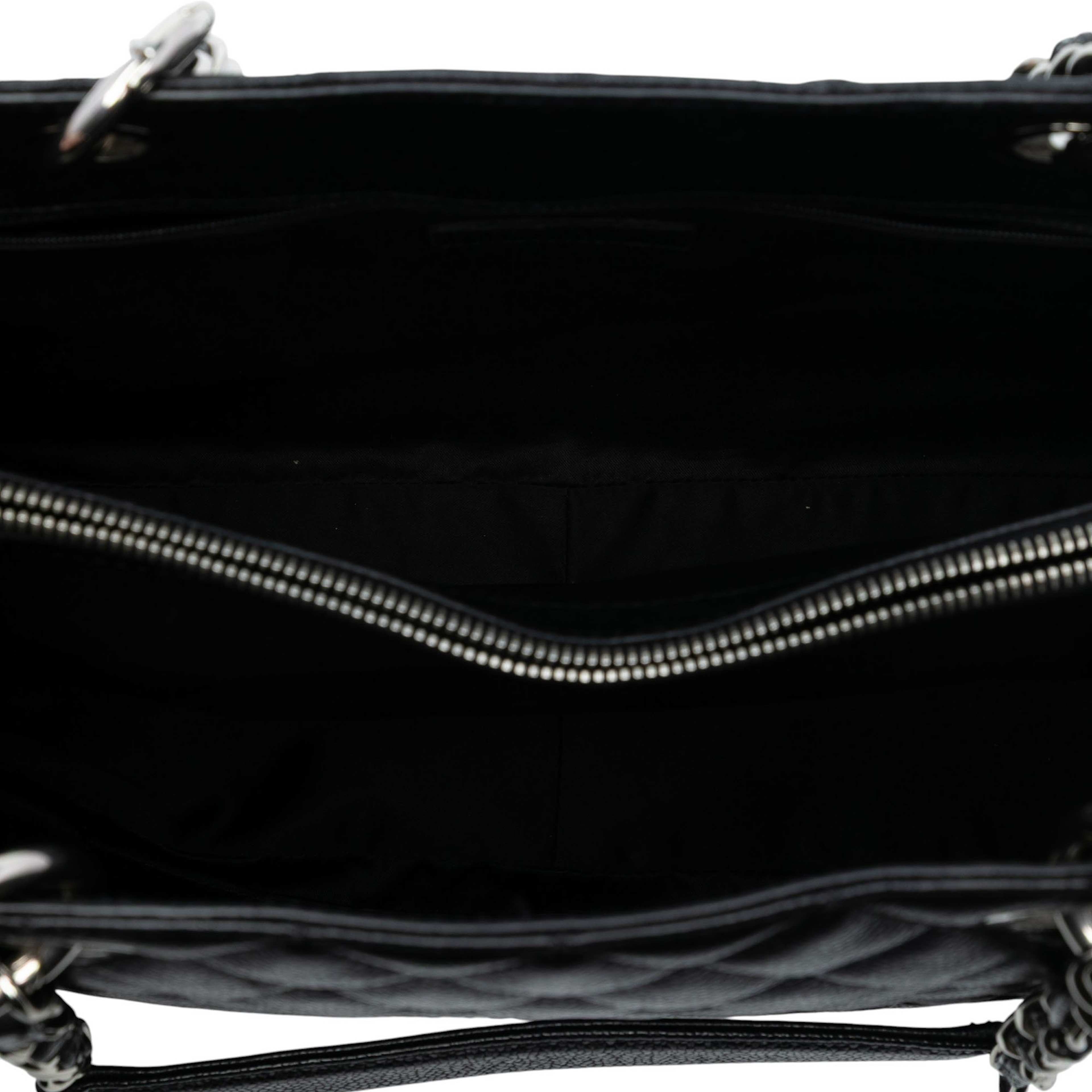 Chanel Caviar Grand Shopping Tote, från Luxclusif, i färgen black. Klicka för att öppna bilden i stort format