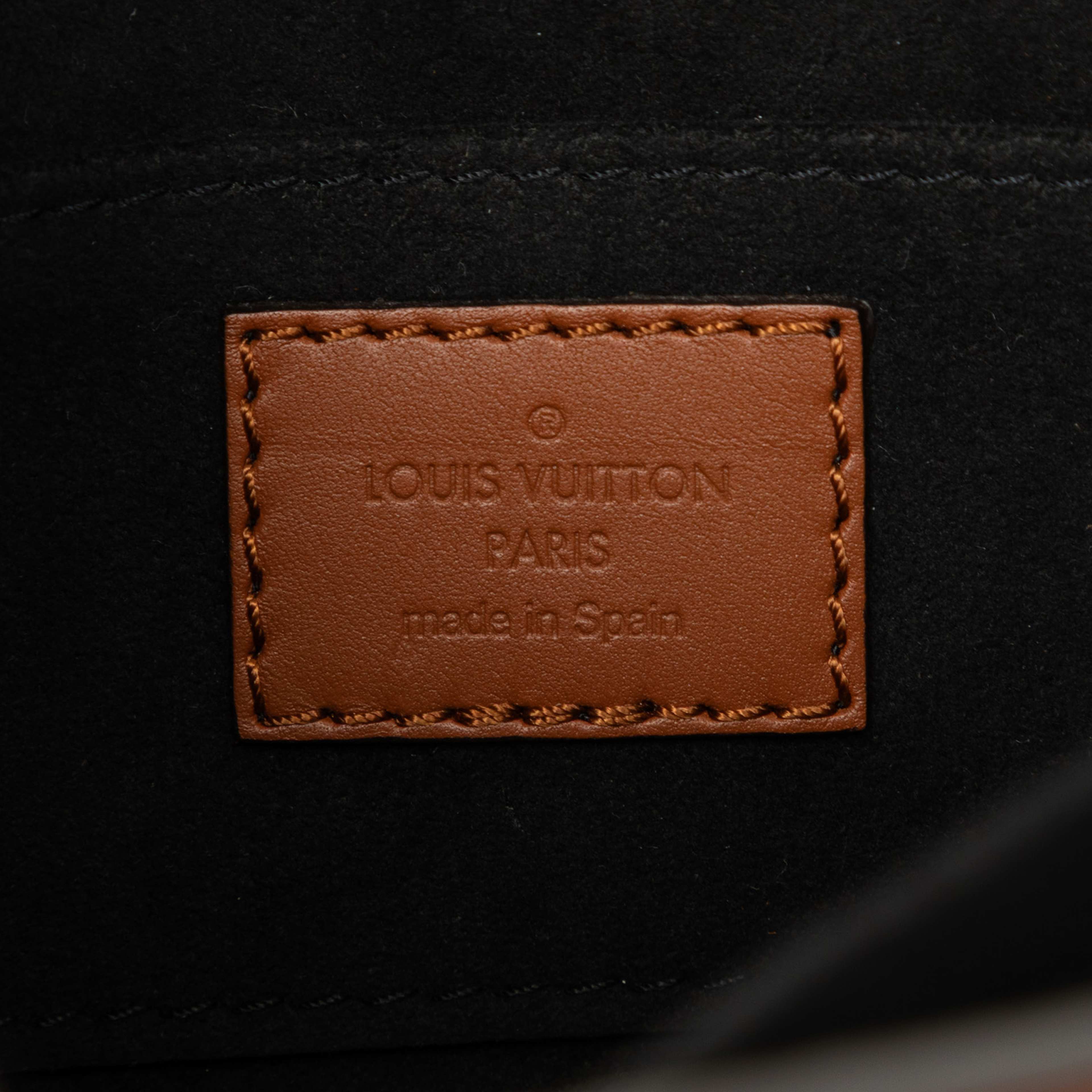 Louis Vuitton Taurillon Mini Dauphine, från Luxclusif, i färgen svart. Klicka för att öppna bilden i stort format