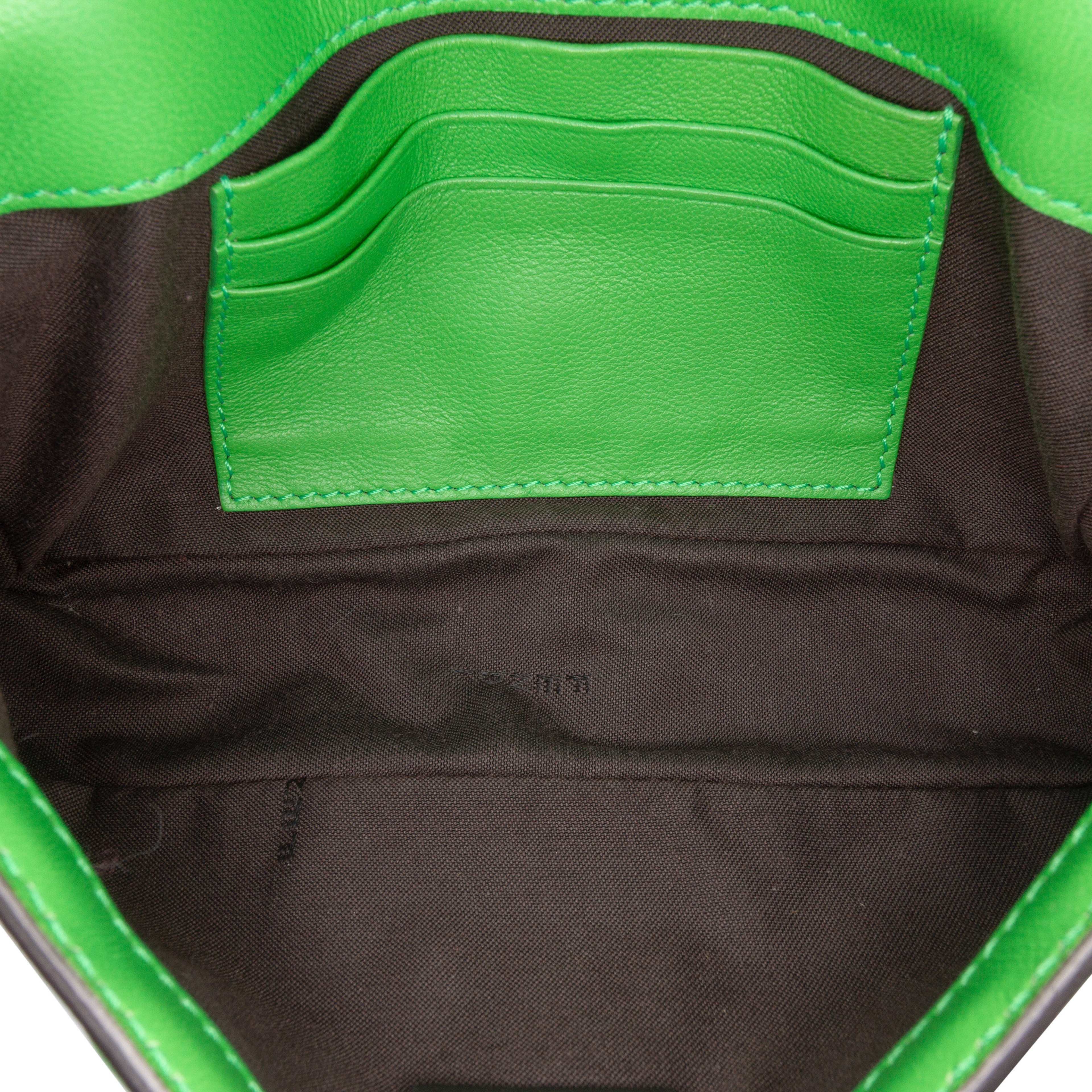 Fendi Mini Zucca Embossed Leather Baguette Satchel, från Luxclusif, i färgen lime. Klicka för att öppna bilden i stort format