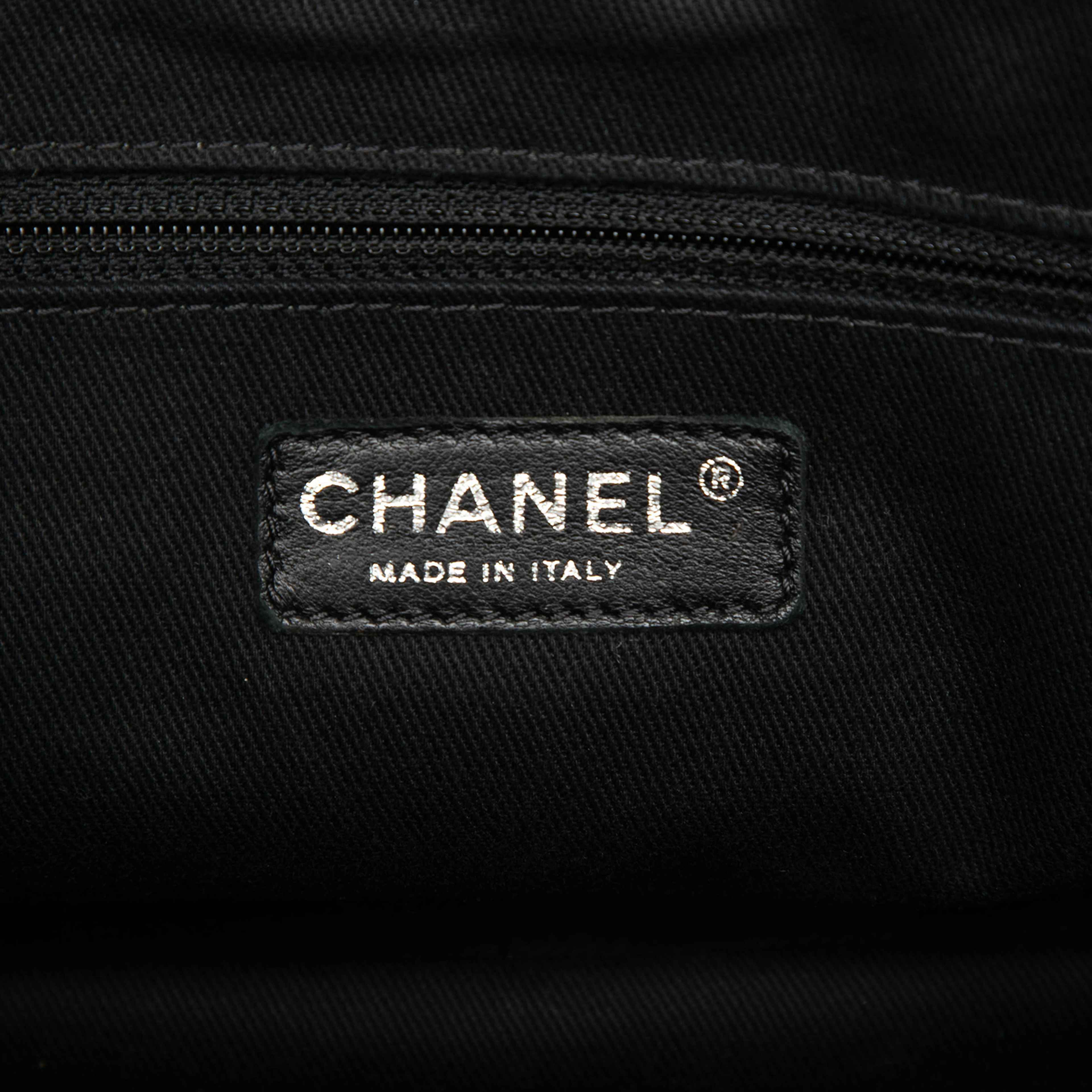 Chanel Cc Quilted Patent Timeless Soft Tote, från Luxclusif, i färgen black. Klicka för att öppna bilden i stort format