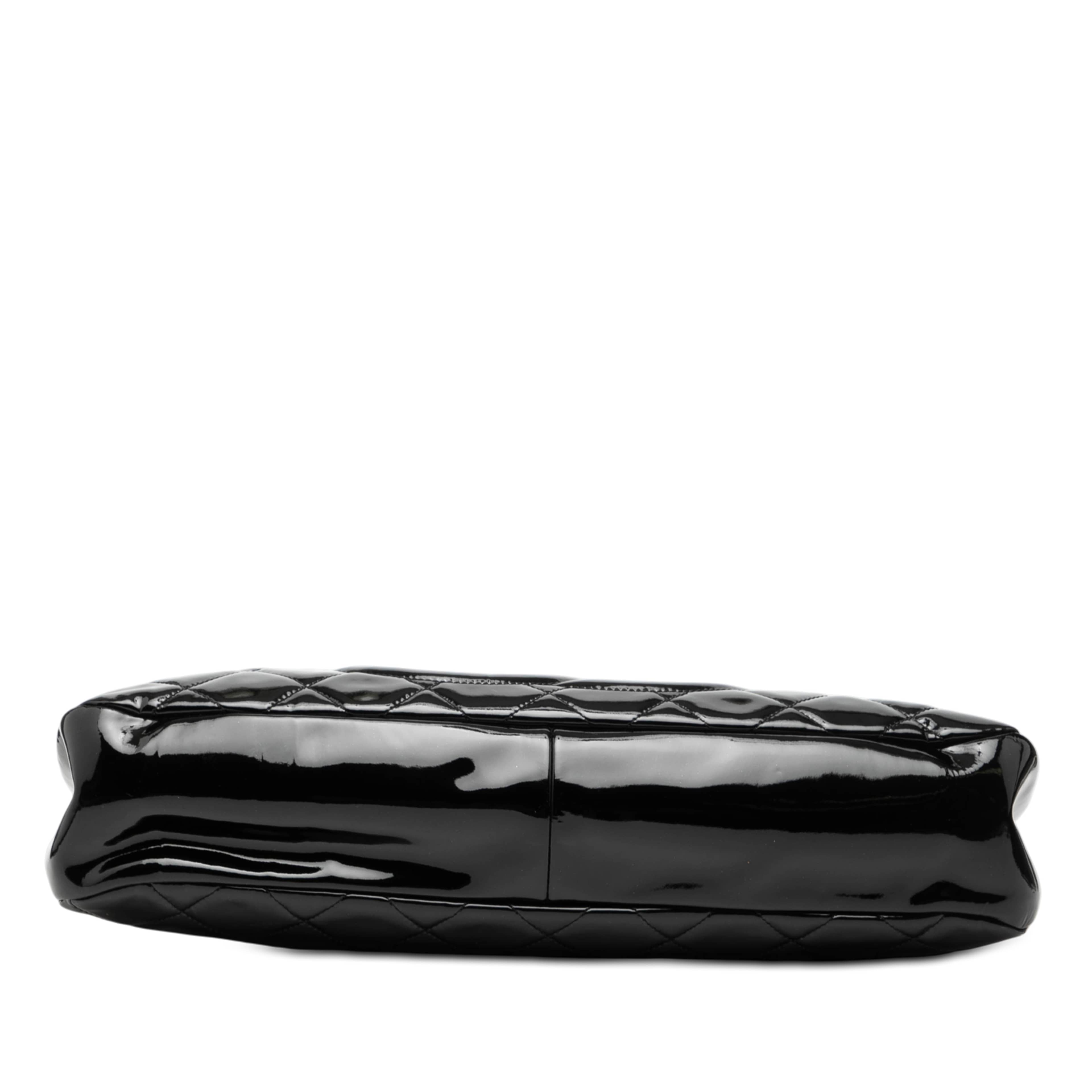 Chanel Cc Quilted Patent Timeless Soft Tote, från Luxclusif, i färgen black. Klicka för att öppna bilden i stort format