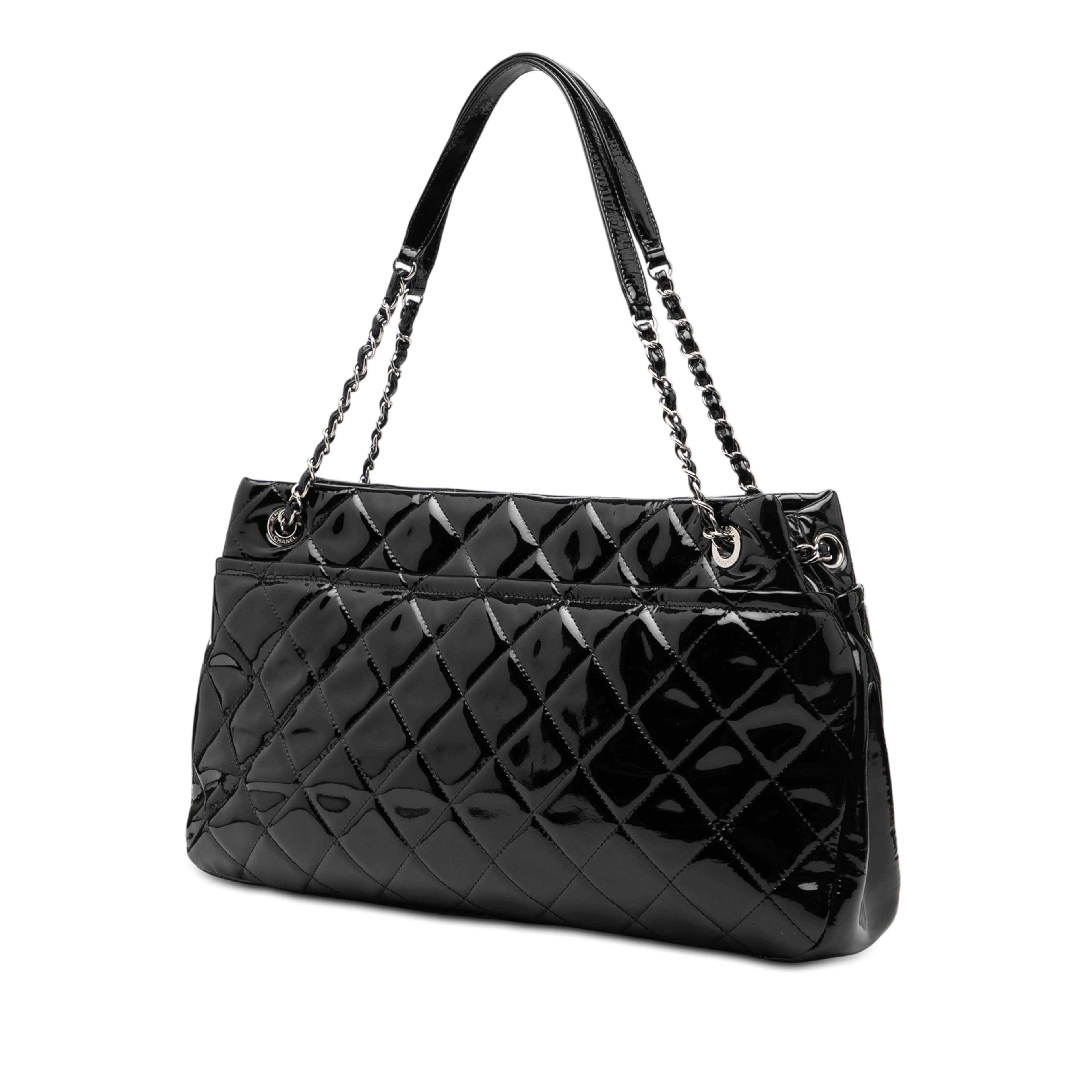Chanel Cc Quilted Patent Timeless Soft Tote, från Luxclusif, i färgen black. Klicka för att öppna bilden i stort format
