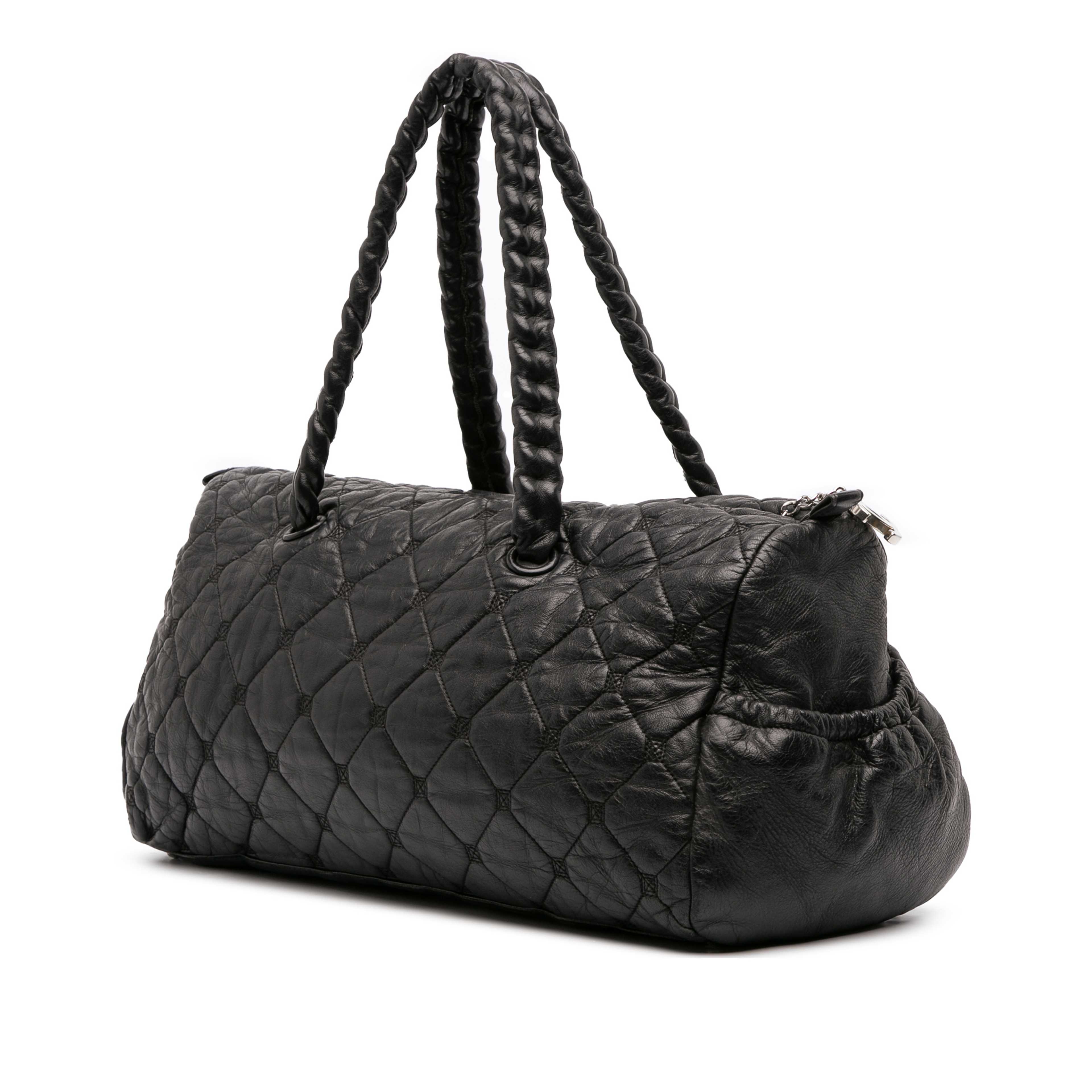 Chanel Quilted Lambskin Hidden Chain Bowler Bag, från Luxclusif, i färgen black. Klicka för att öppna bilden i stort format