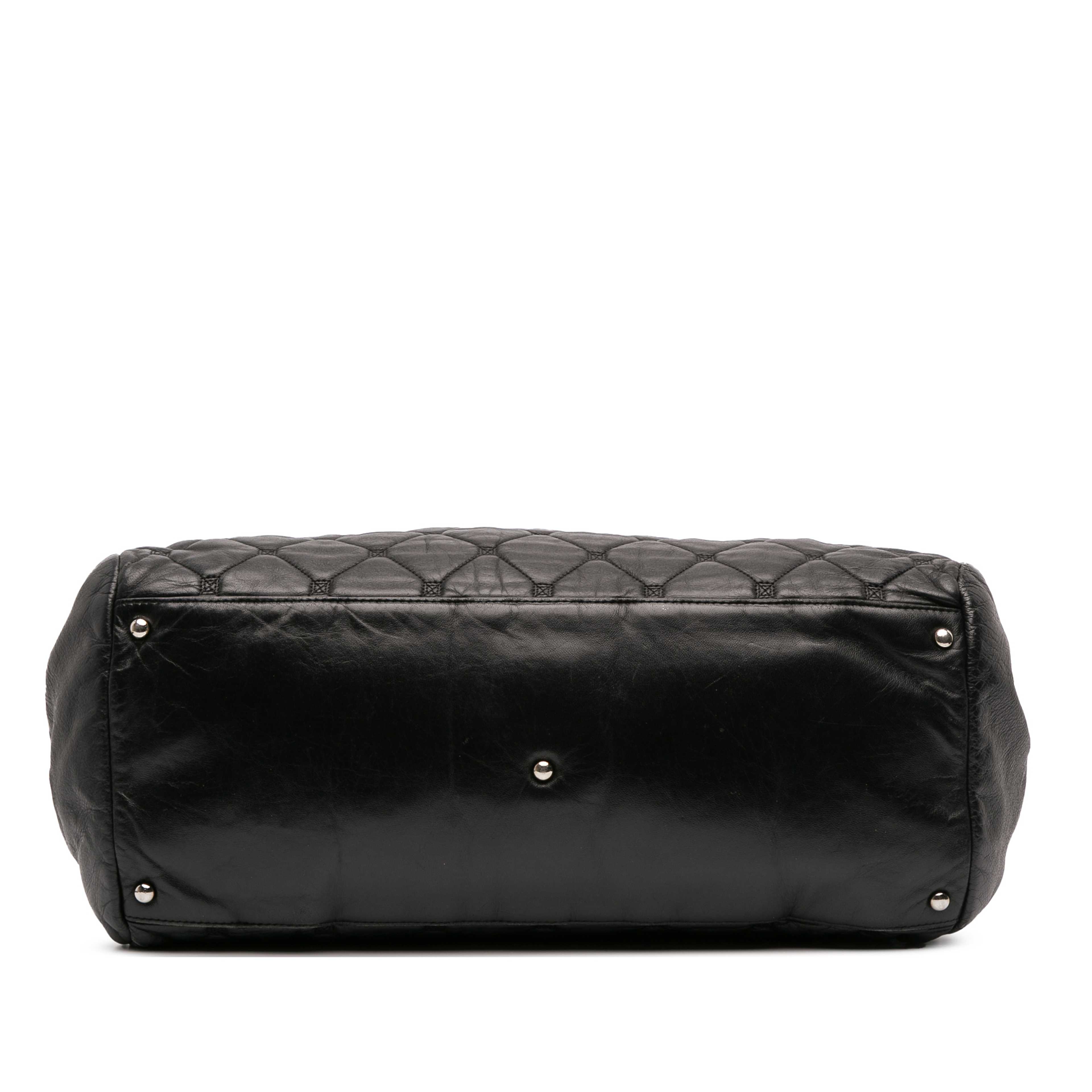 Chanel Quilted Lambskin Hidden Chain Bowler Bag, från Luxclusif, i färgen black. Klicka för att öppna bilden i stort format