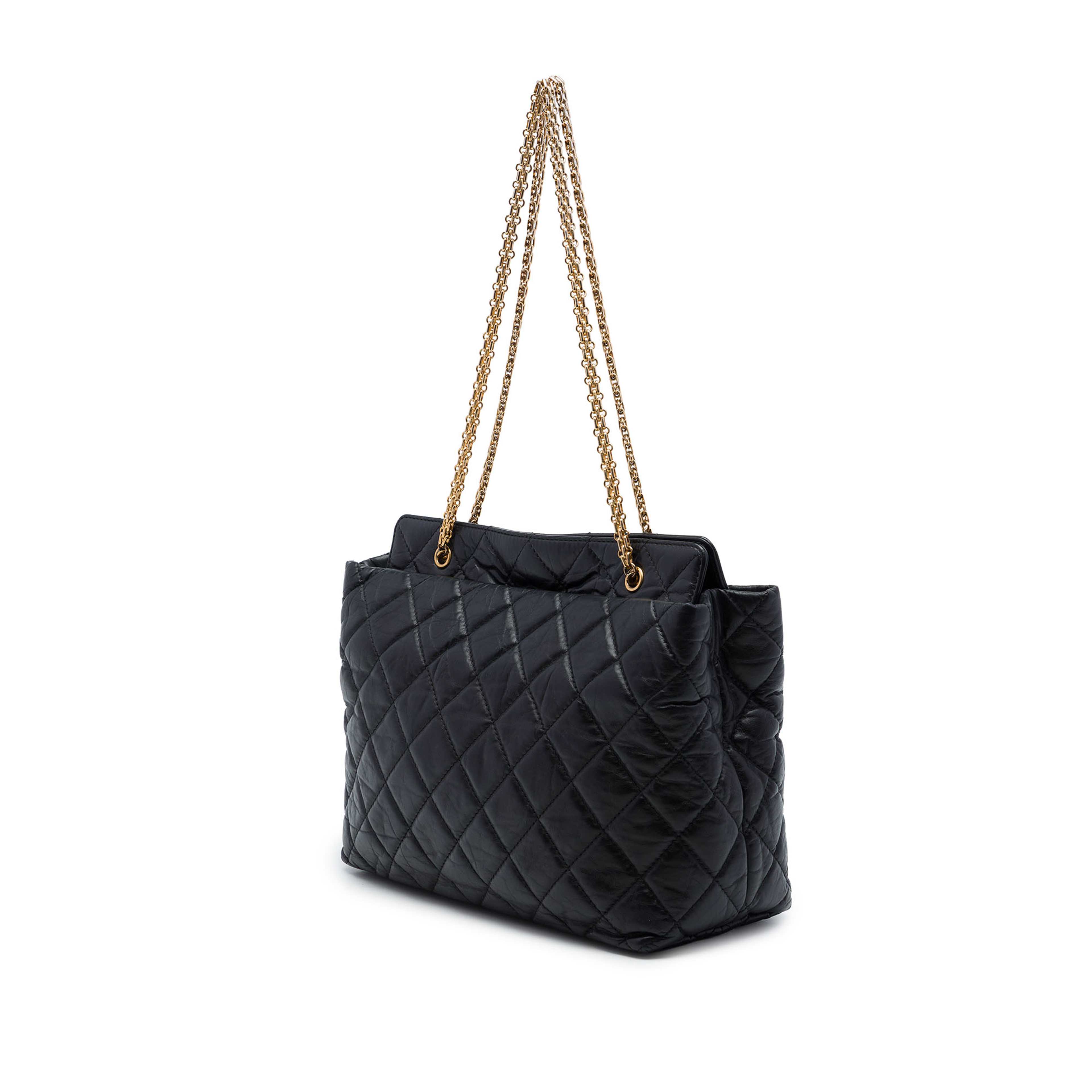 Chanel Quilted Aged Calfskin Reissue 2.55 Tote, från Luxclusif, i färgen svart. Klicka för att öppna bilden i stort format
