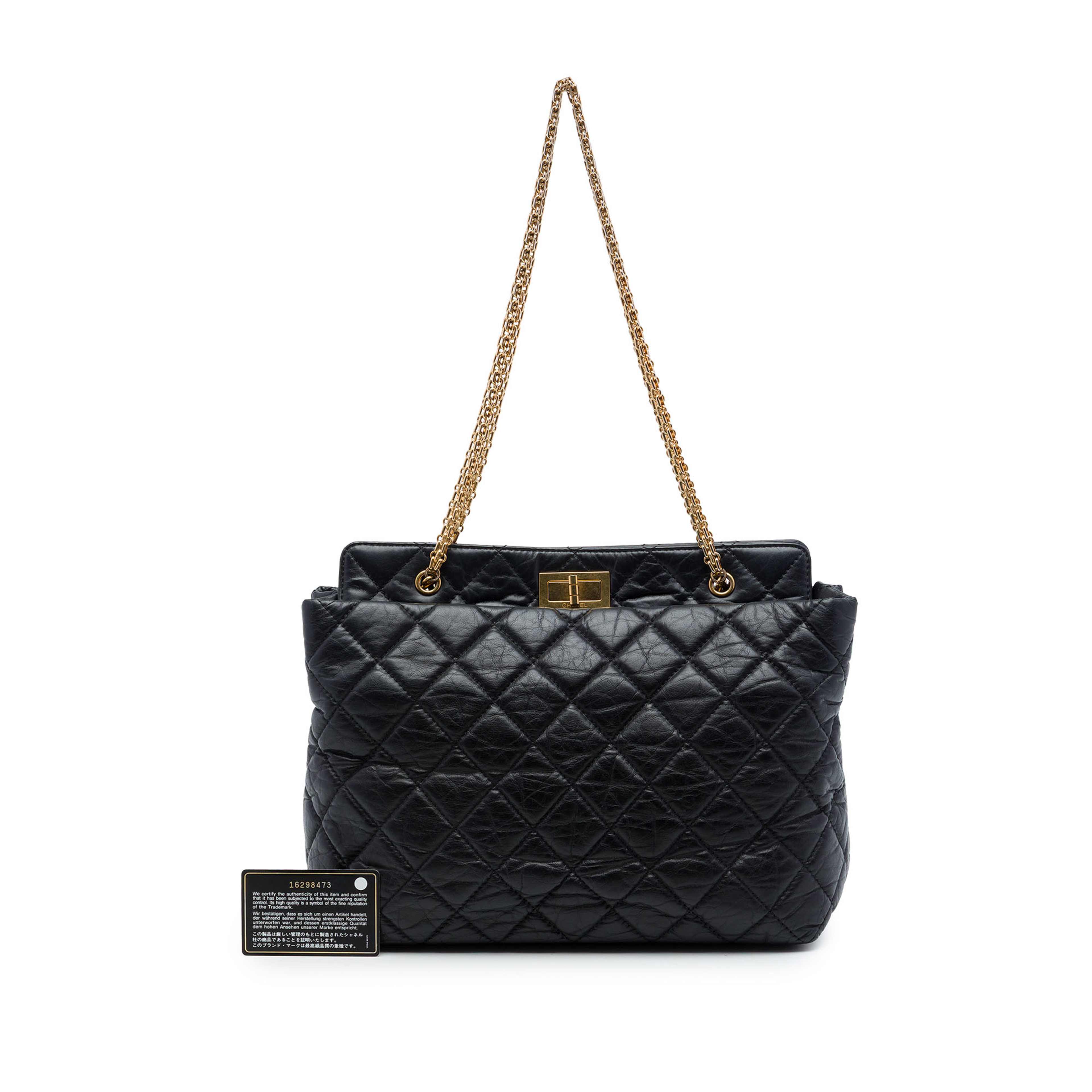Chanel Quilted Aged Calfskin Reissue 2.55 Tote, från Luxclusif, i färgen svart. Klicka för att öppna bilden i stort format
